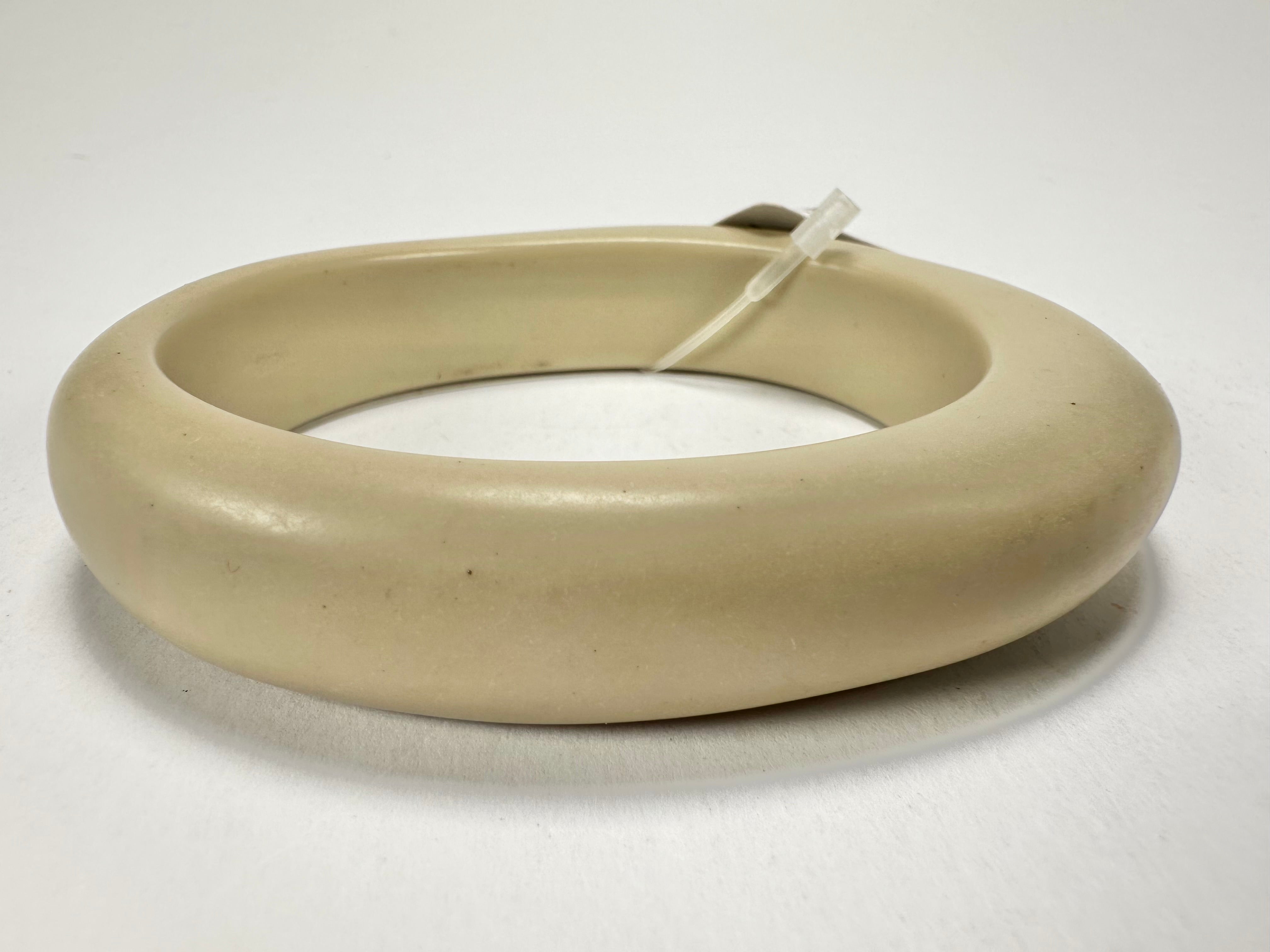 Jackie Brazil "Solid Oval" Natural Beige Matte 1.3cm Resin Bangle ( B0040 )
