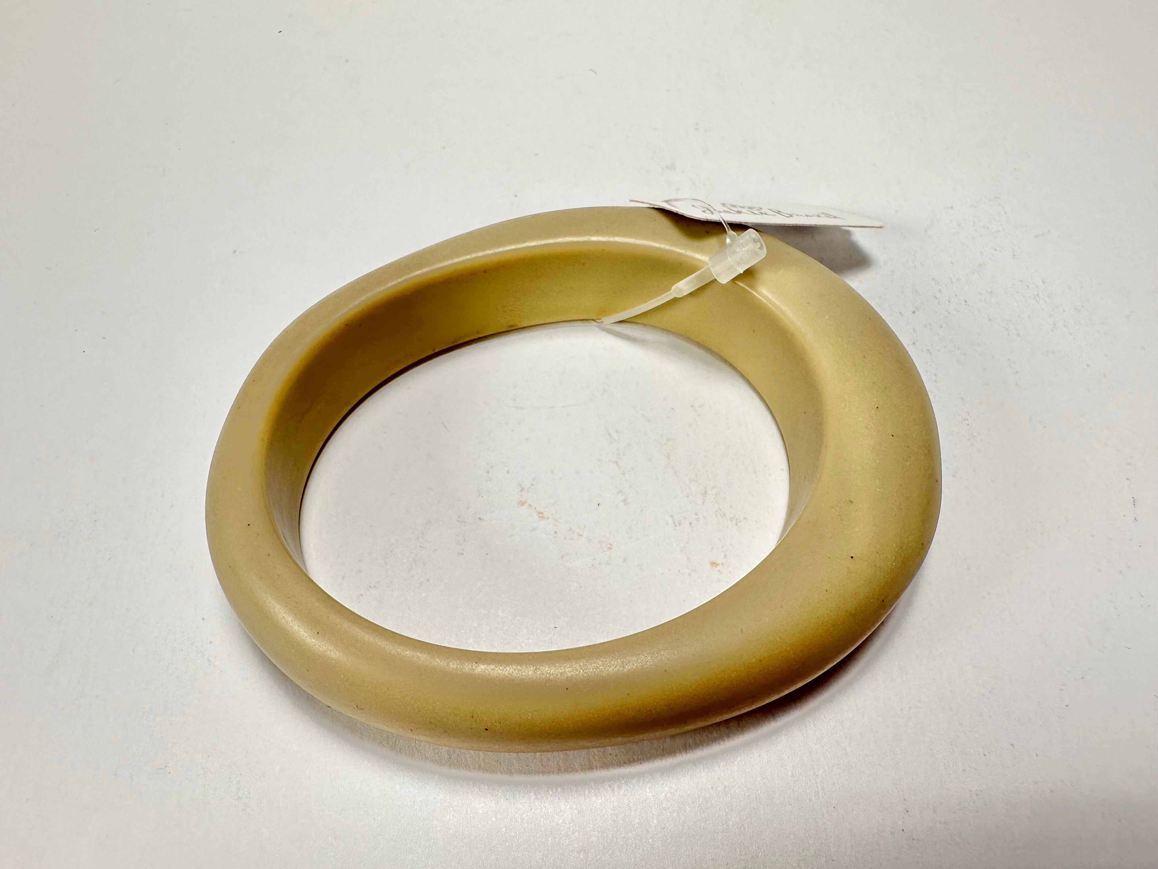 Jackie Brazil "Solid Oval" Natural Beige Matte 1.3cm Resin Bangle ( B0040 )