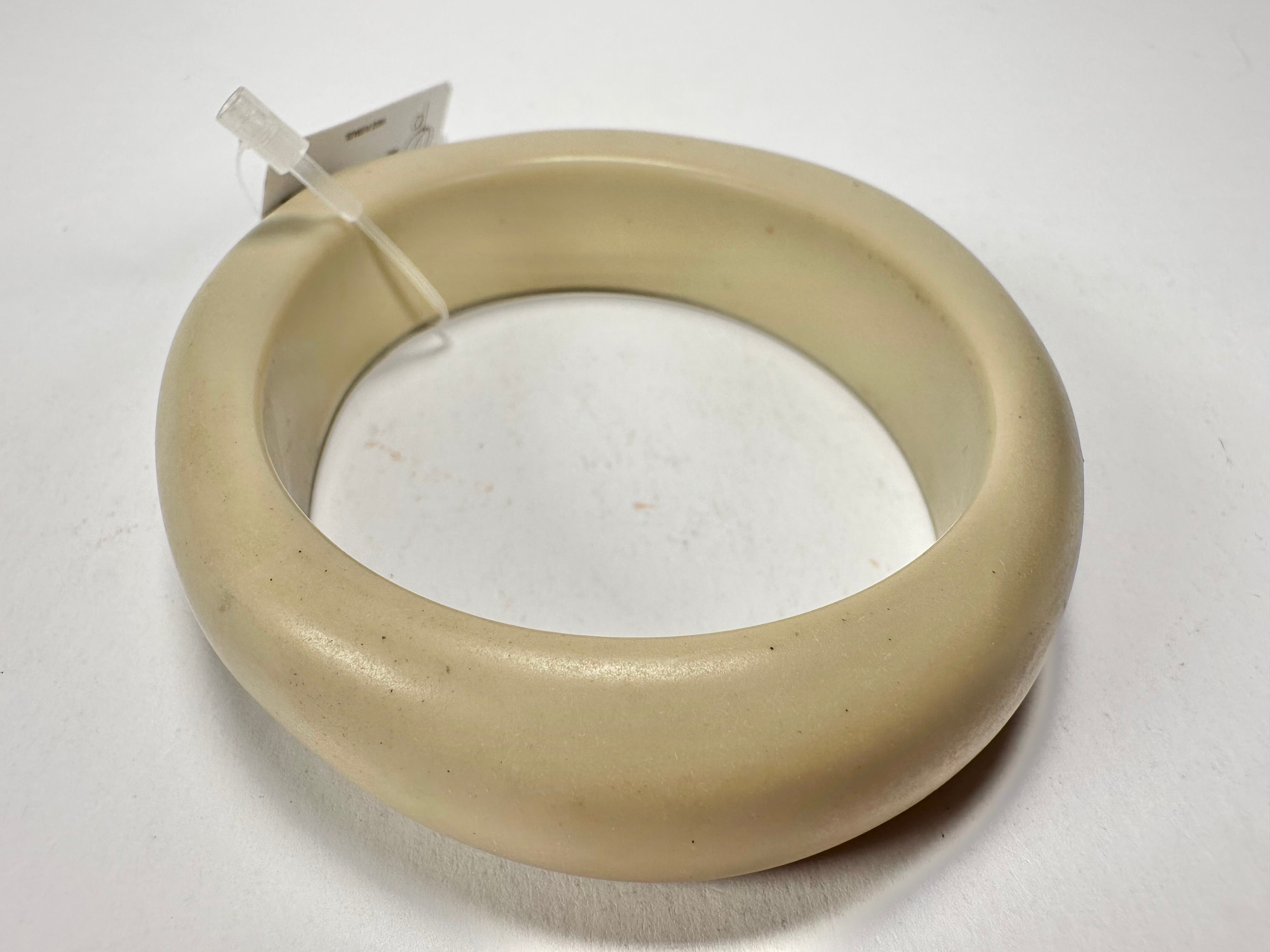 Jackie Brazil "Solid Oval" Natural Beige Matte 1.3cm Resin Bangle ( B0040 )