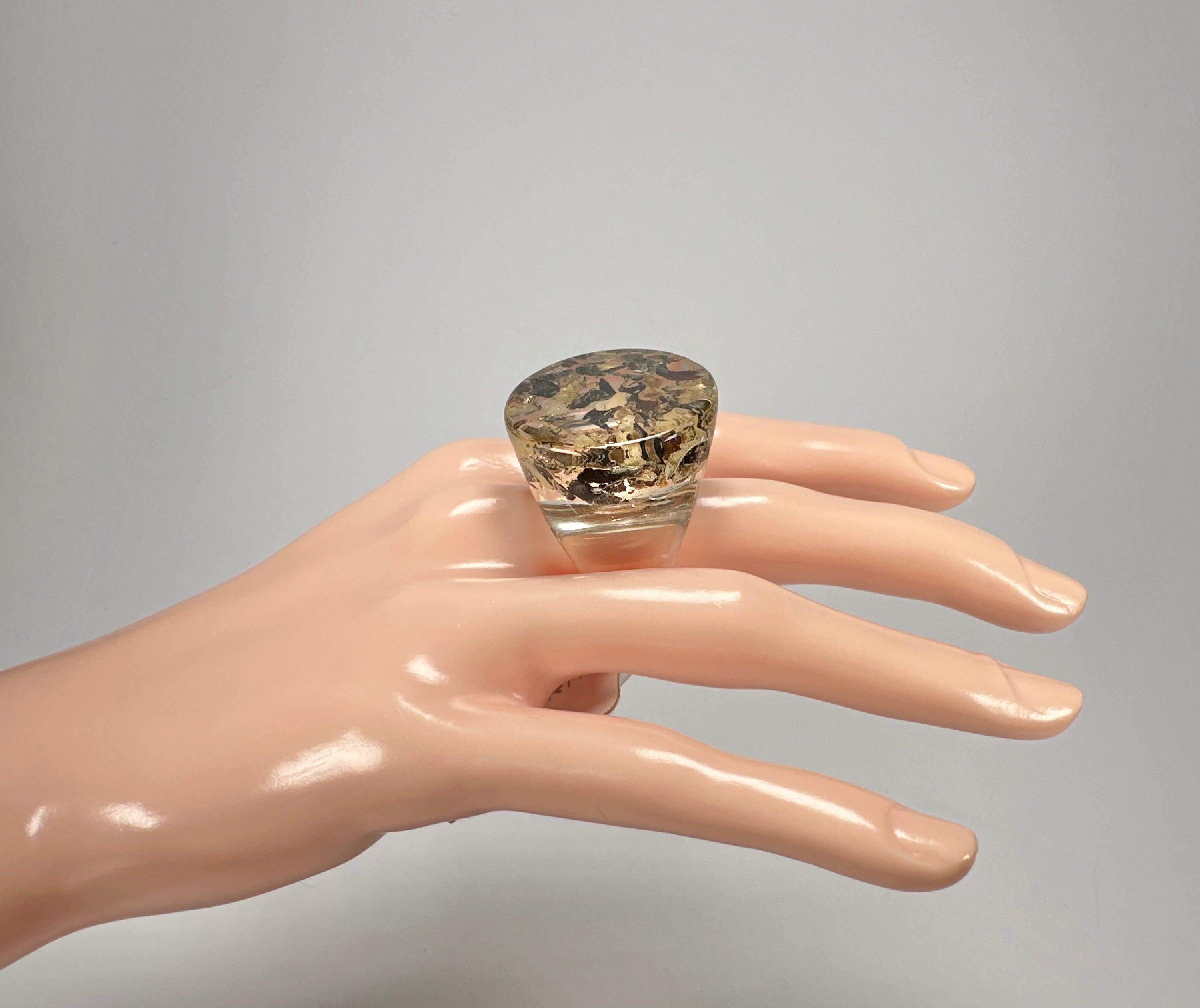 Jackie Brazil "Stomp" Large Round Seaweed Resin Ring ( R0360 ) Size UK Q / US 8