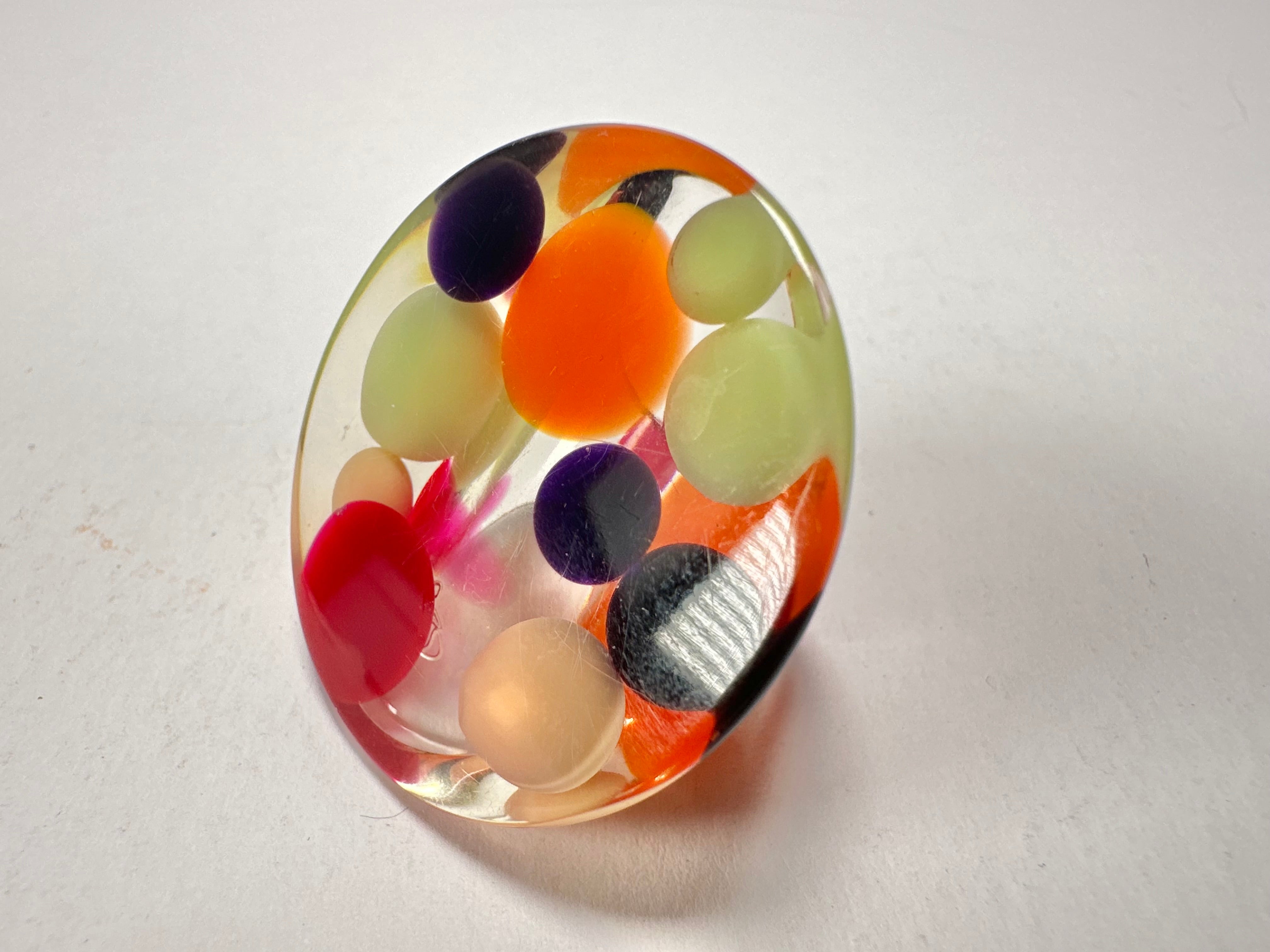 Jackie Brazil "Acrobatic" Flat Round Petite Green Balls Spots Resin Ring ( R2536 ) Size UK P / US 7.5