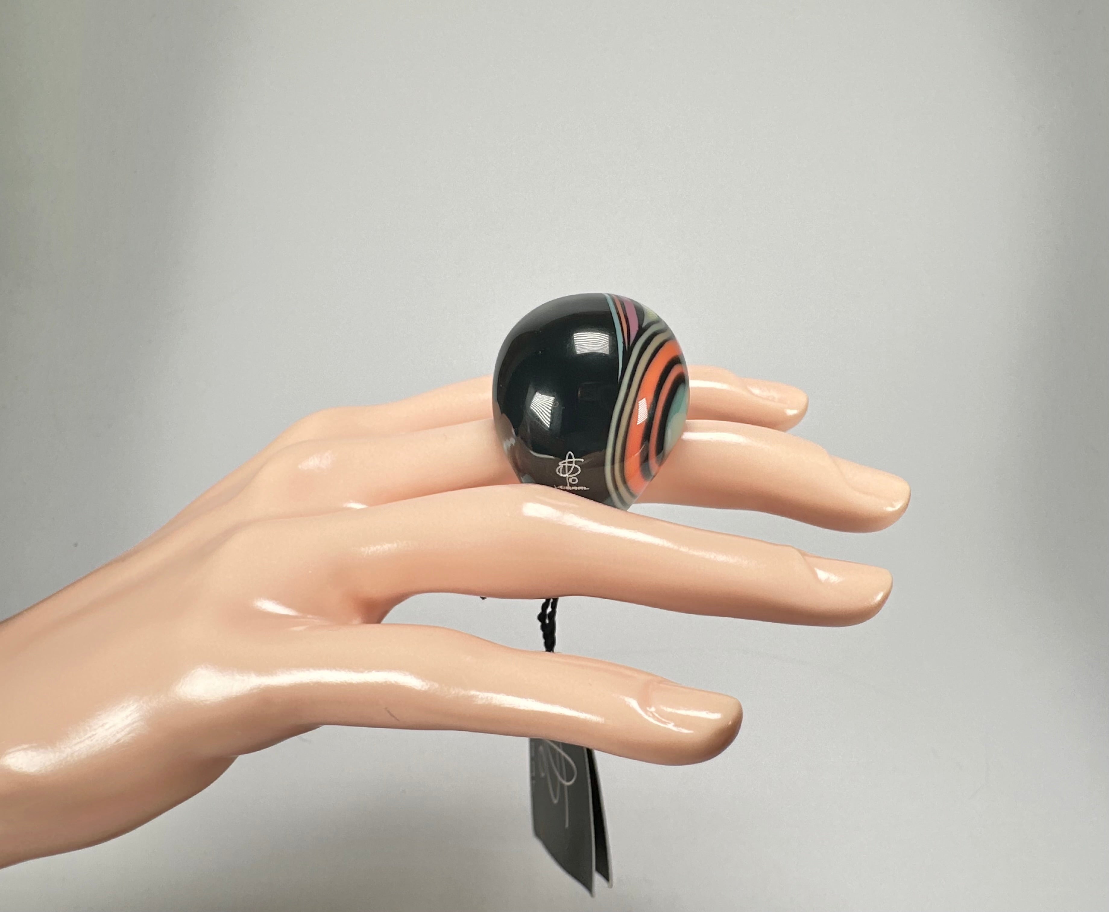 Jackie Brazil "Berlin" Swirls Black Large Round Resin Ring ( R3195 ) Size UK P / USA 7.5