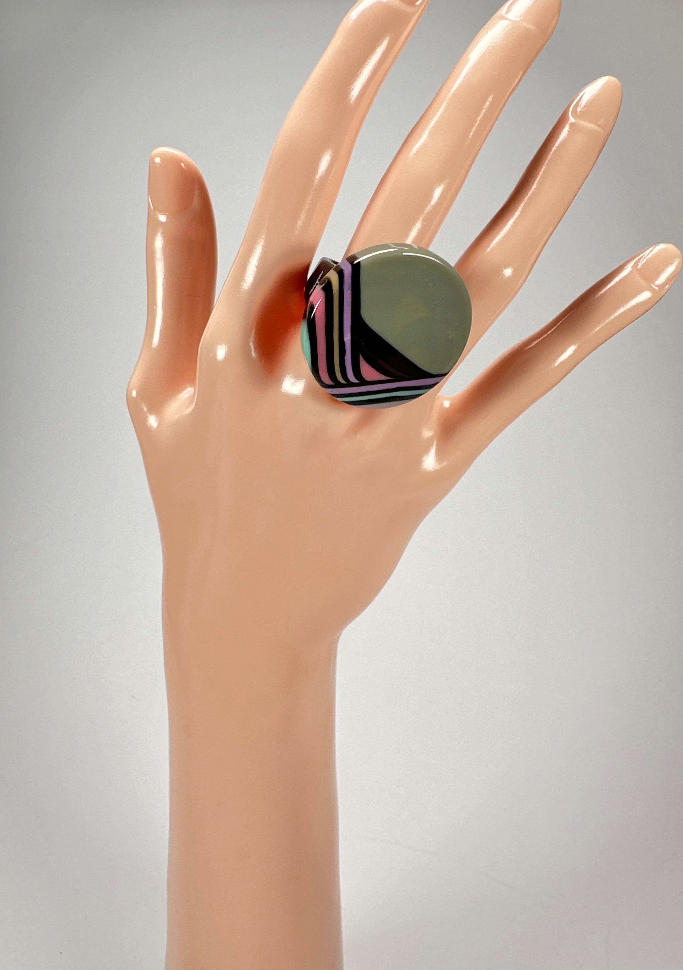 Jackie Brazil "Coast" Swirls Grey Circle Resin Ring ( R3198 ) Size UK P / USA 7.5