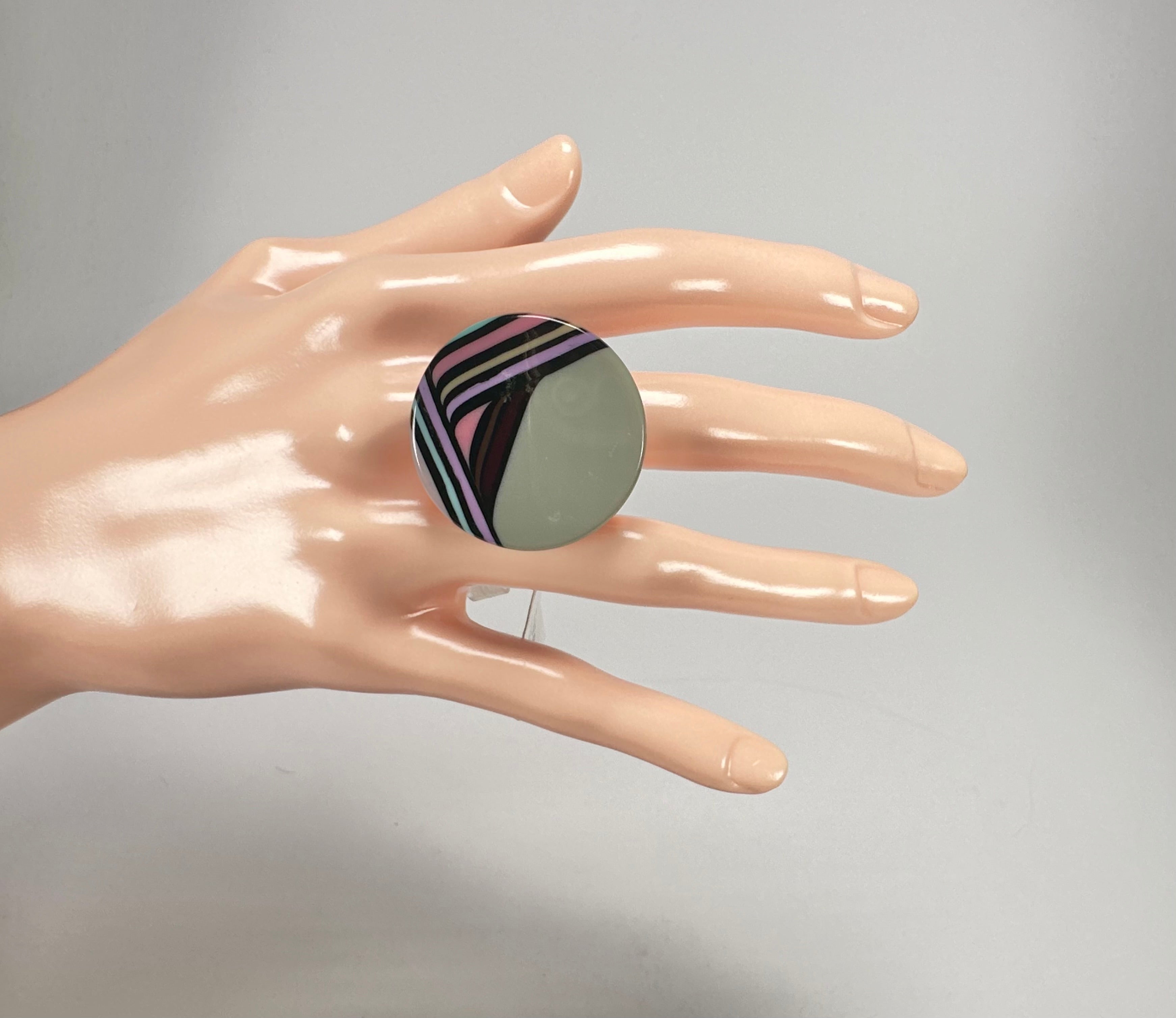 Jackie Brazil "Coast" Swirls Grey Circle Resin Ring ( R3198 ) Size UK P / USA 7.5