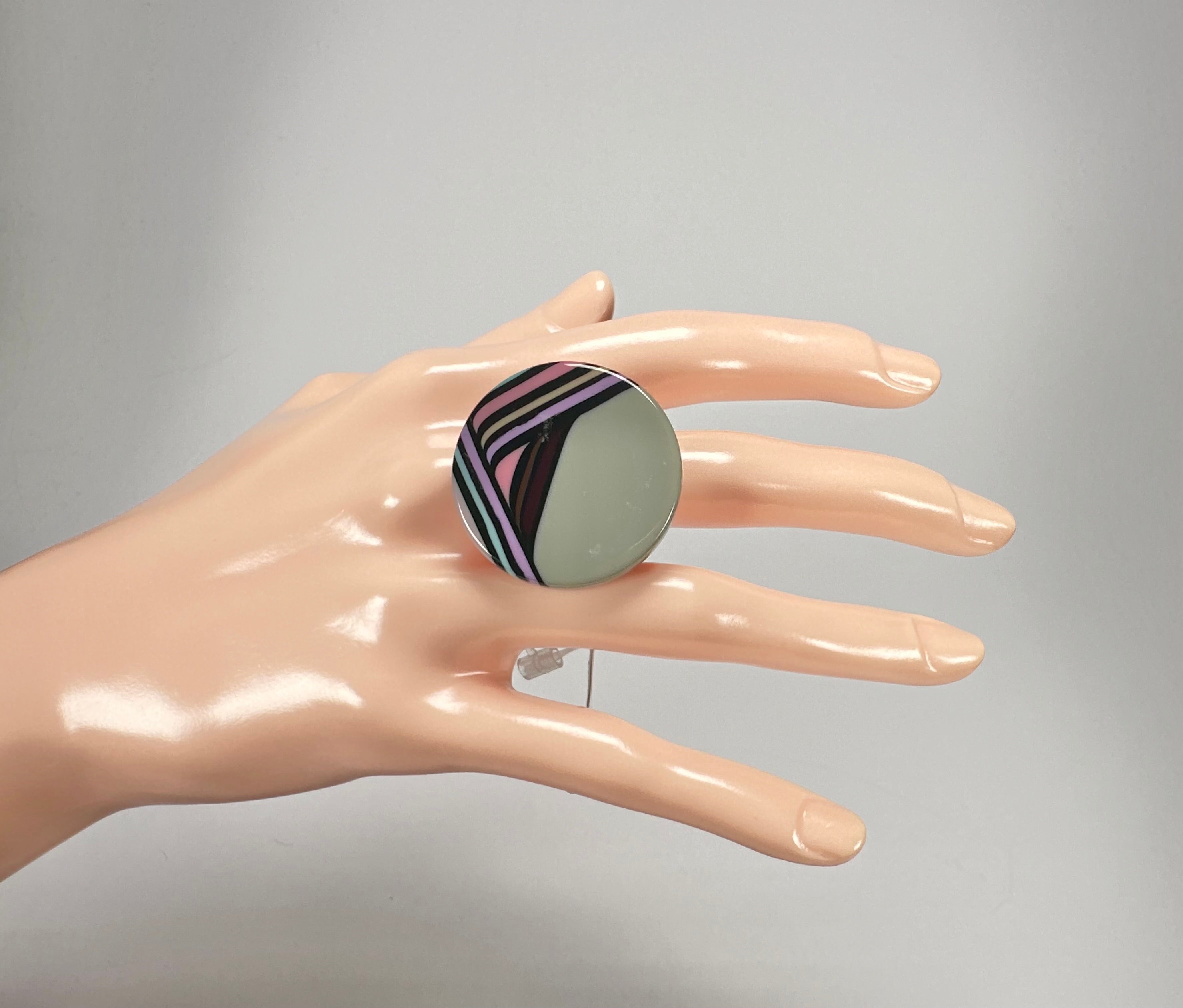 Jackie Brazil "Coast" Swirls Grey Circle Resin Ring ( R3198 ) Size UK P / USA 7.5