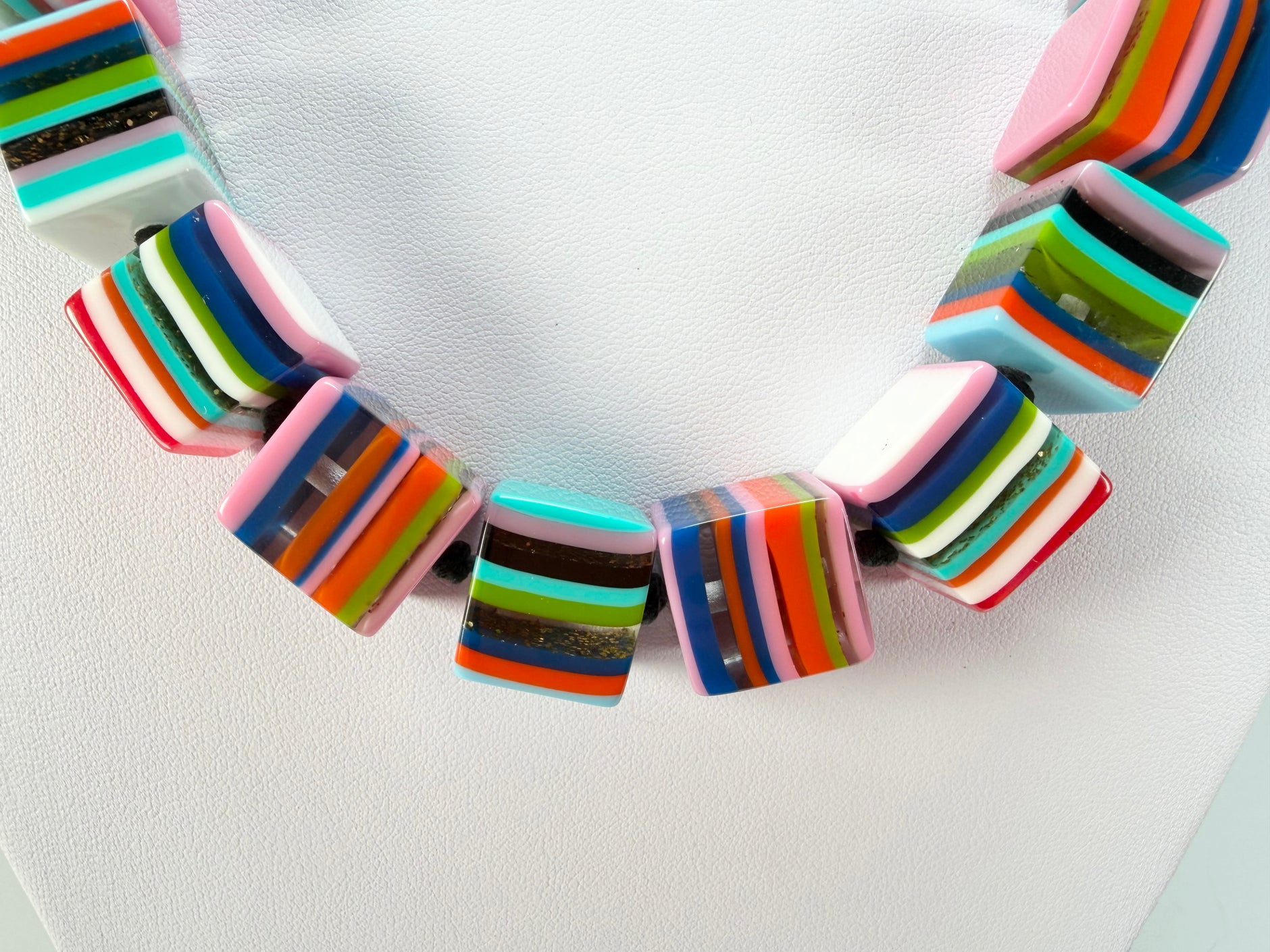Collier XXL En Résine Multicolore SOBRAL JACKIE BRAZIL - Style Années 80