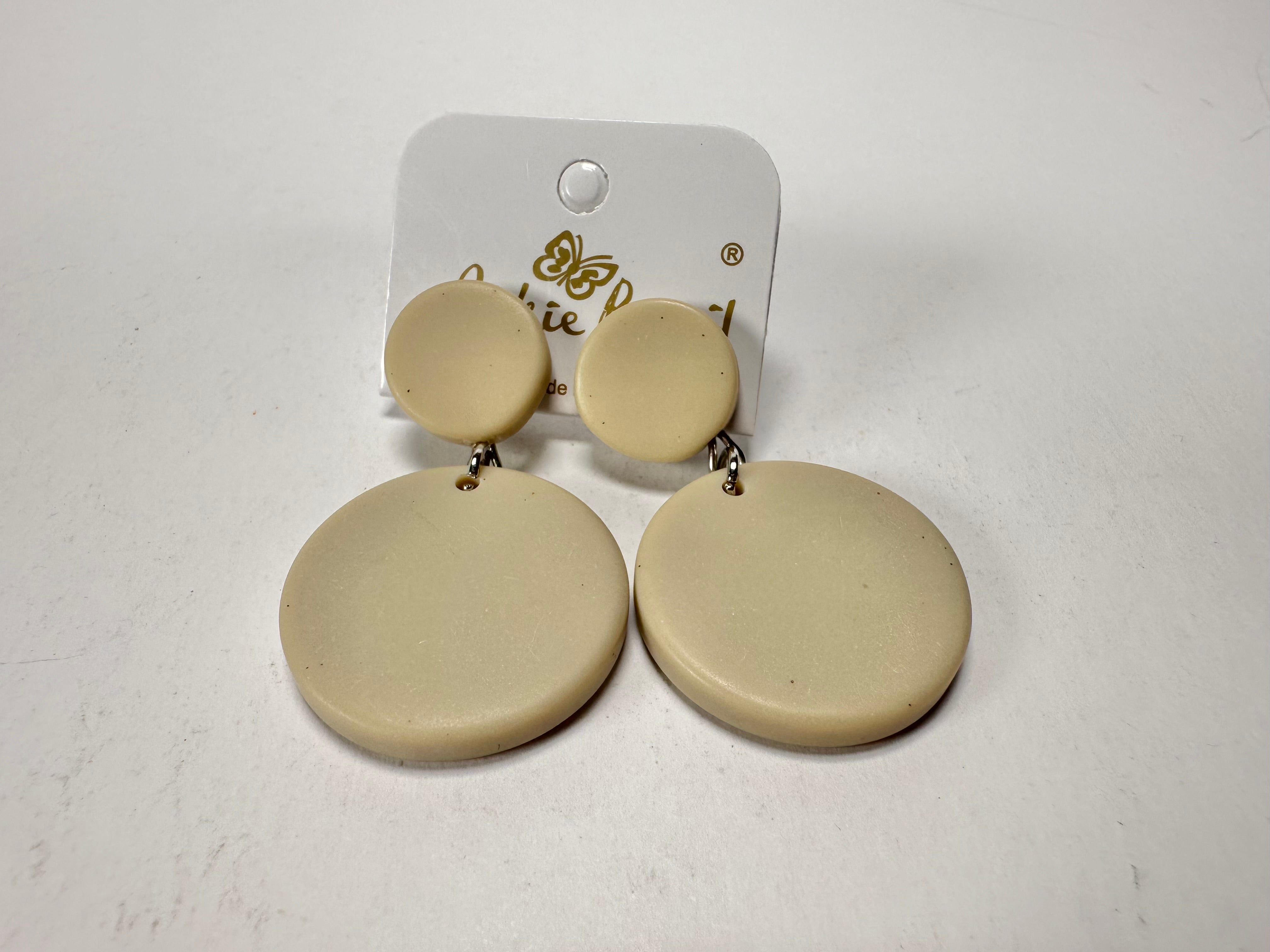 Jackie Brazil "Duo Stud" Natural Disk On Pin Beige Matte Resin Earrings ( E0520 )