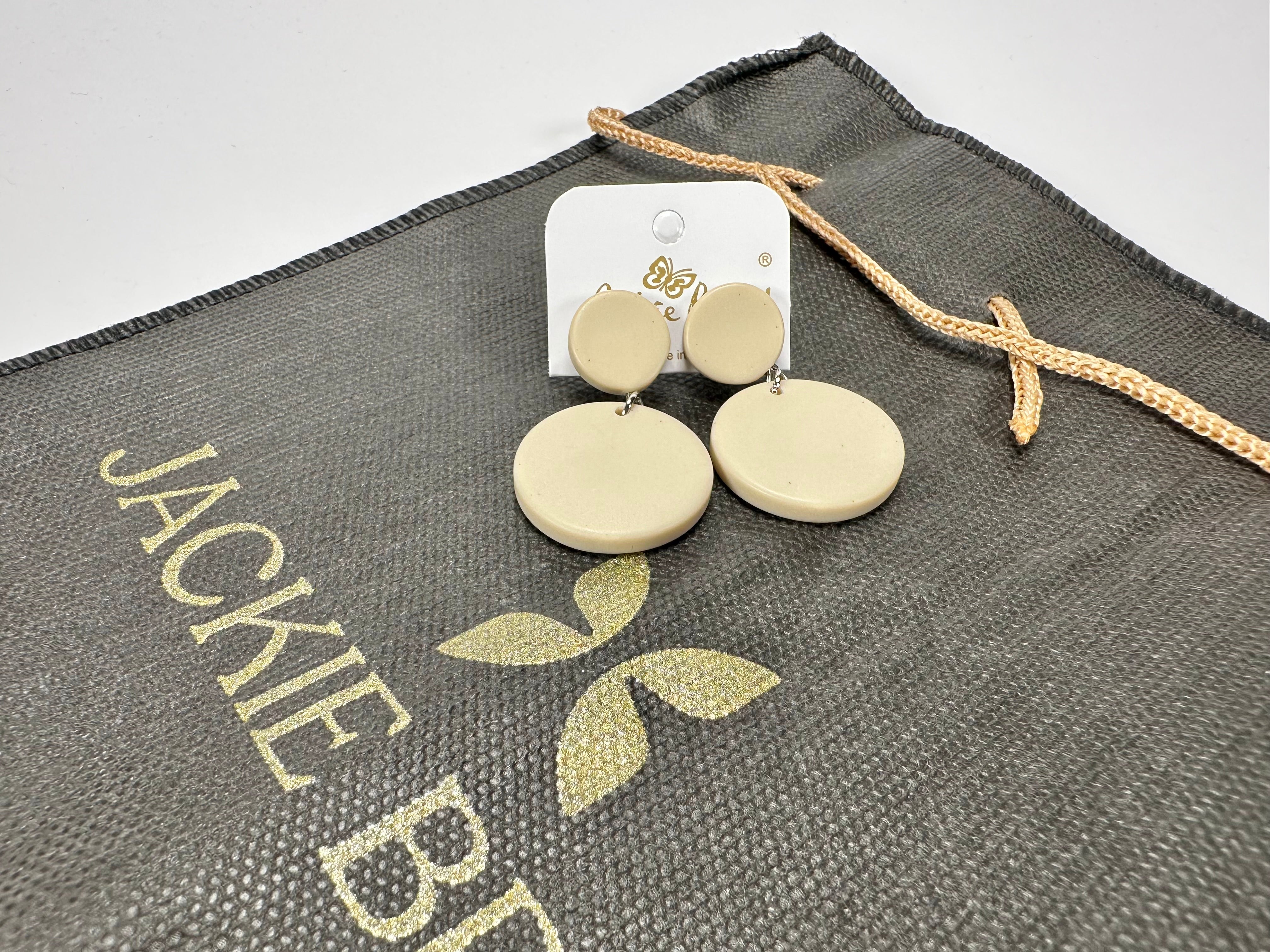 Jackie Brazil "Duo Stud" Natural Disk On Pin Beige Matte Resin Earrings ( E0520 )