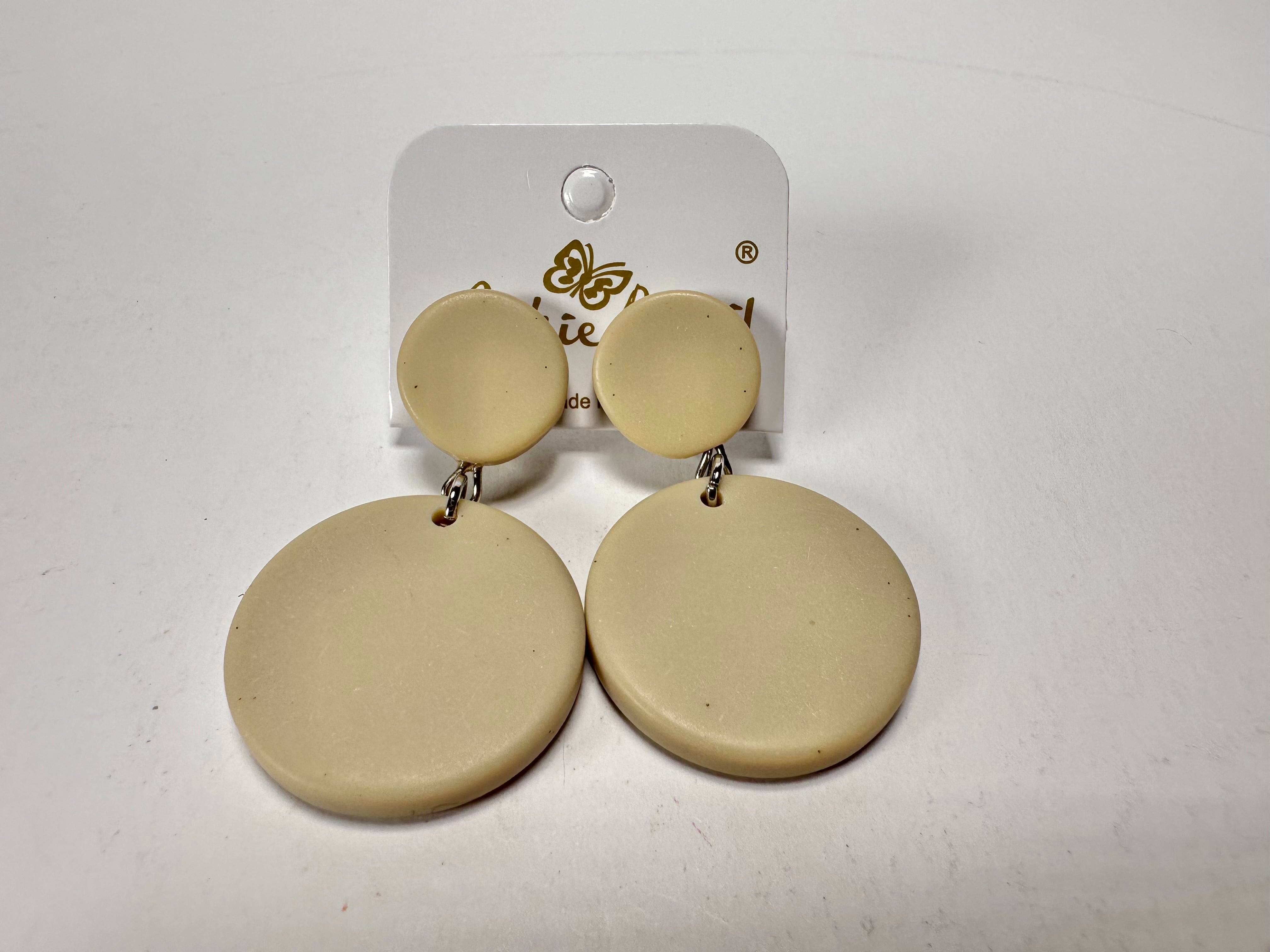 Jackie Brazil "Duo Stud" Natural Disk On Pin Beige Matte Resin Earrings ( E0520 )