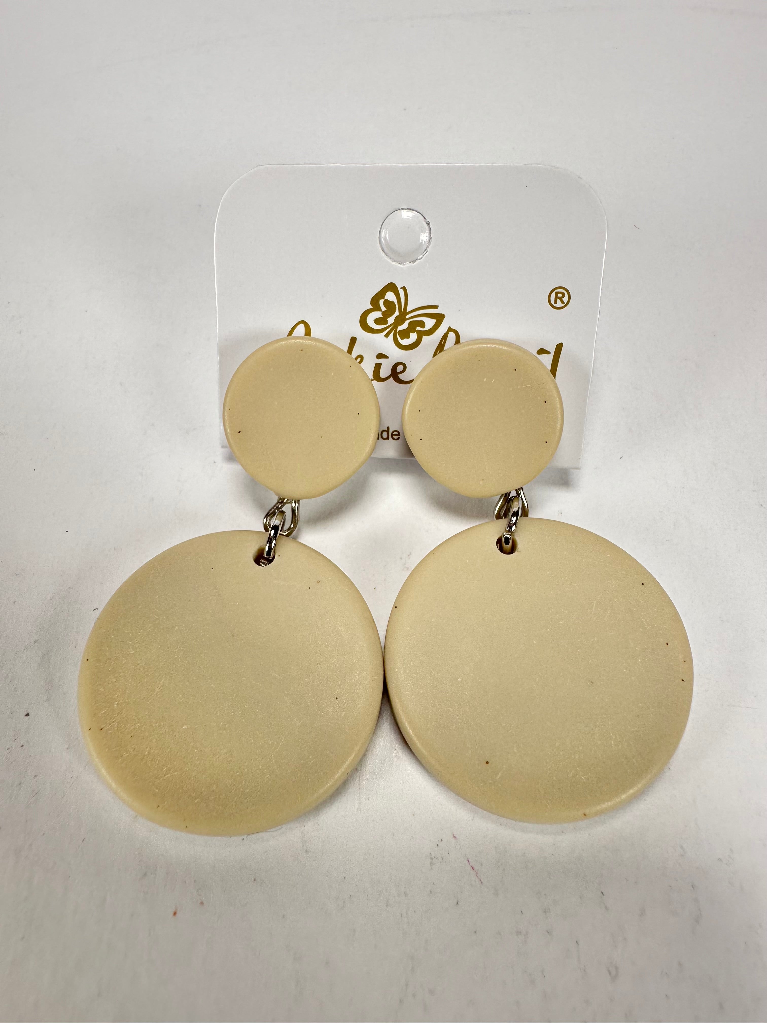 Jackie Brazil "Duo Stud" Natural Disk On Pin Beige Matte Resin Earrings ( E0520 )