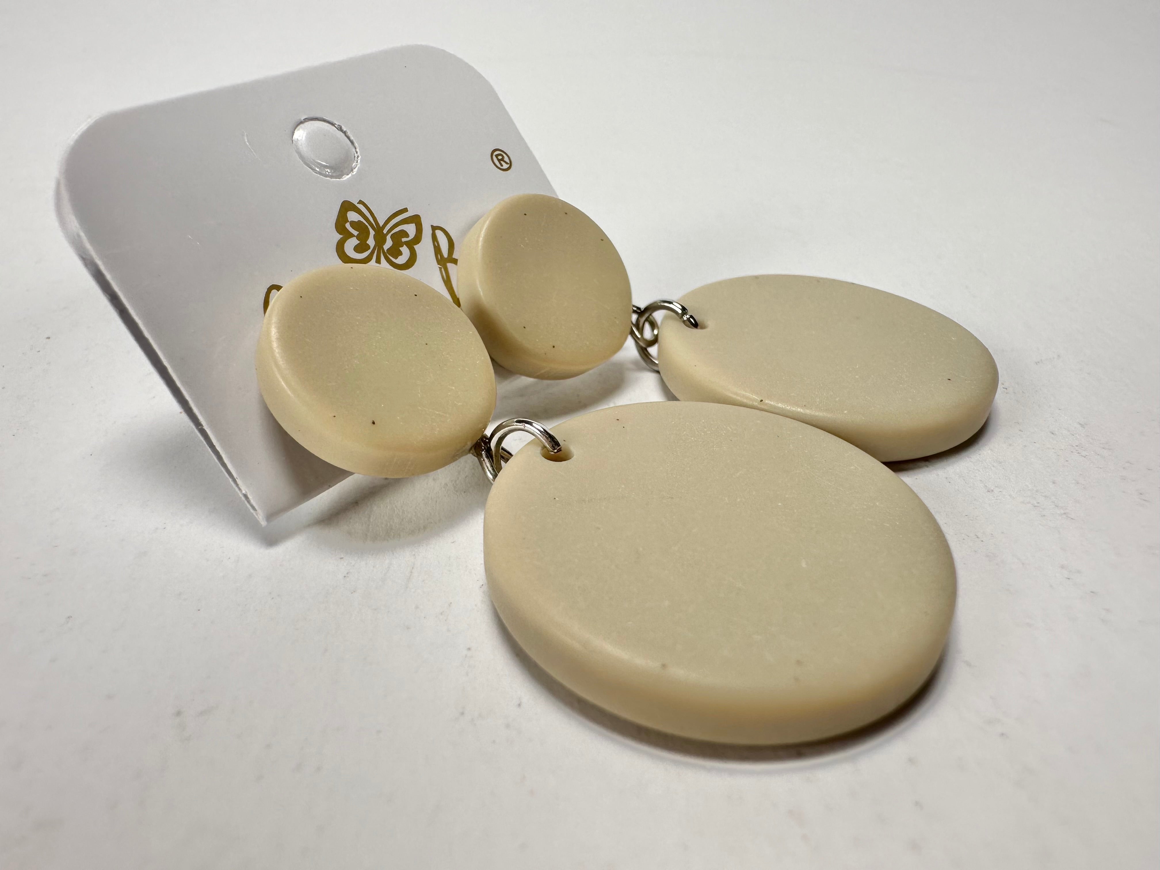 Jackie Brazil "Duo Stud" Natural Disk On Pin Beige Matte Resin Earrings ( E0520 )