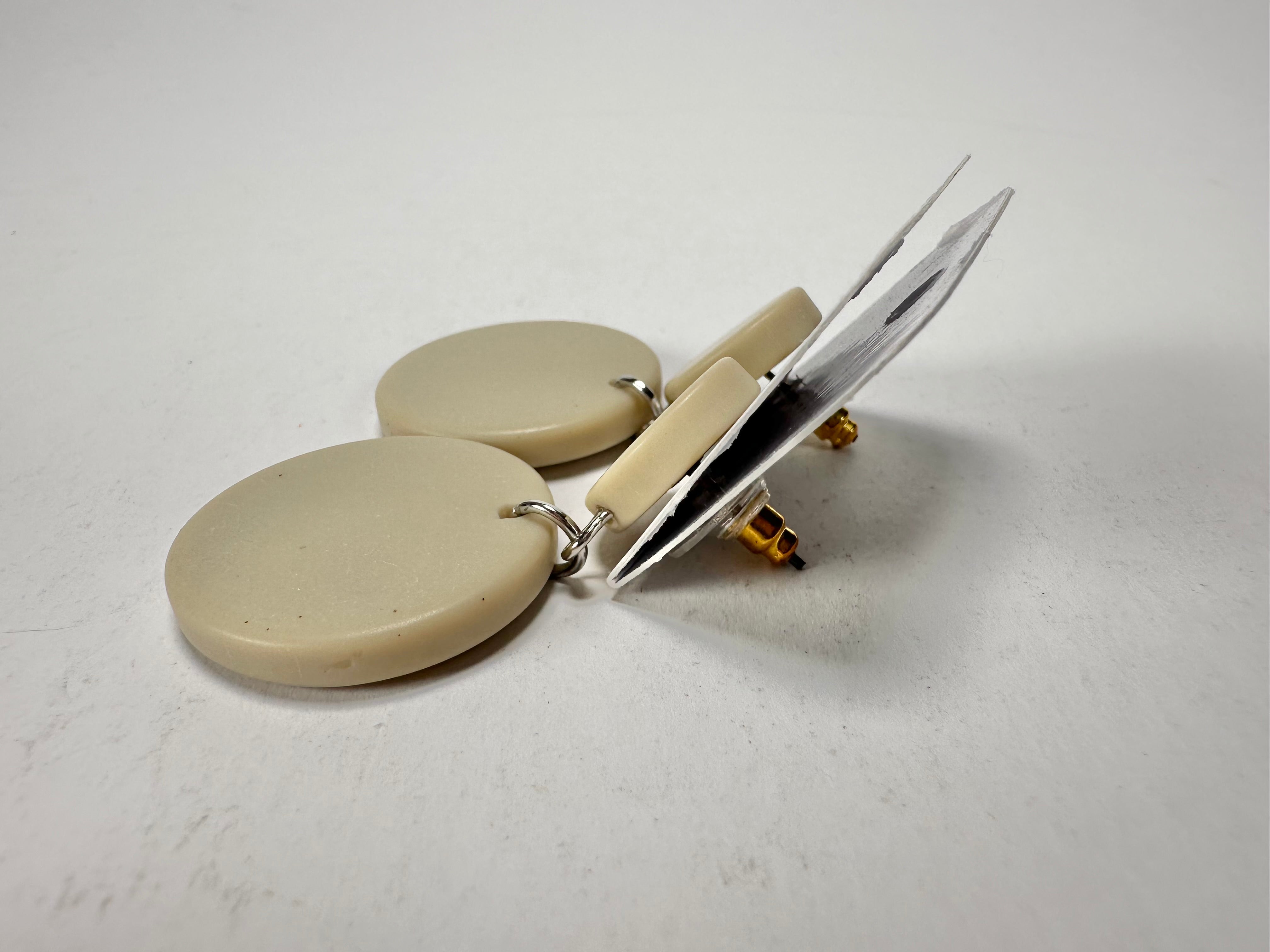Jackie Brazil "Duo Stud" Natural Disk On Pin Beige Matte Resin Earrings ( E0520 )