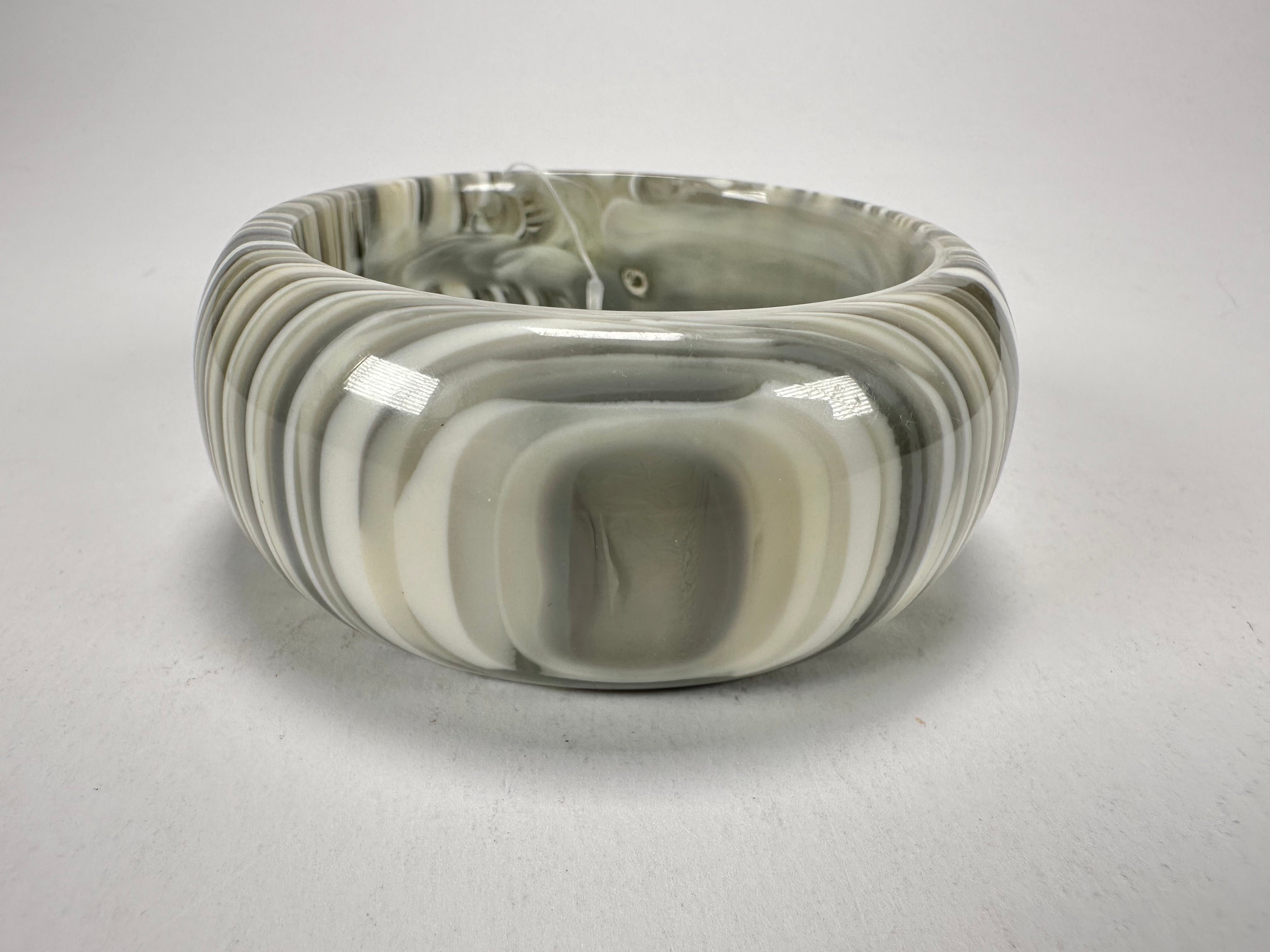 Jackie Brazil "All Sorts "Liquorice w/Cat Eye Cream Mix 3.4cm Bangle ( B2444 )