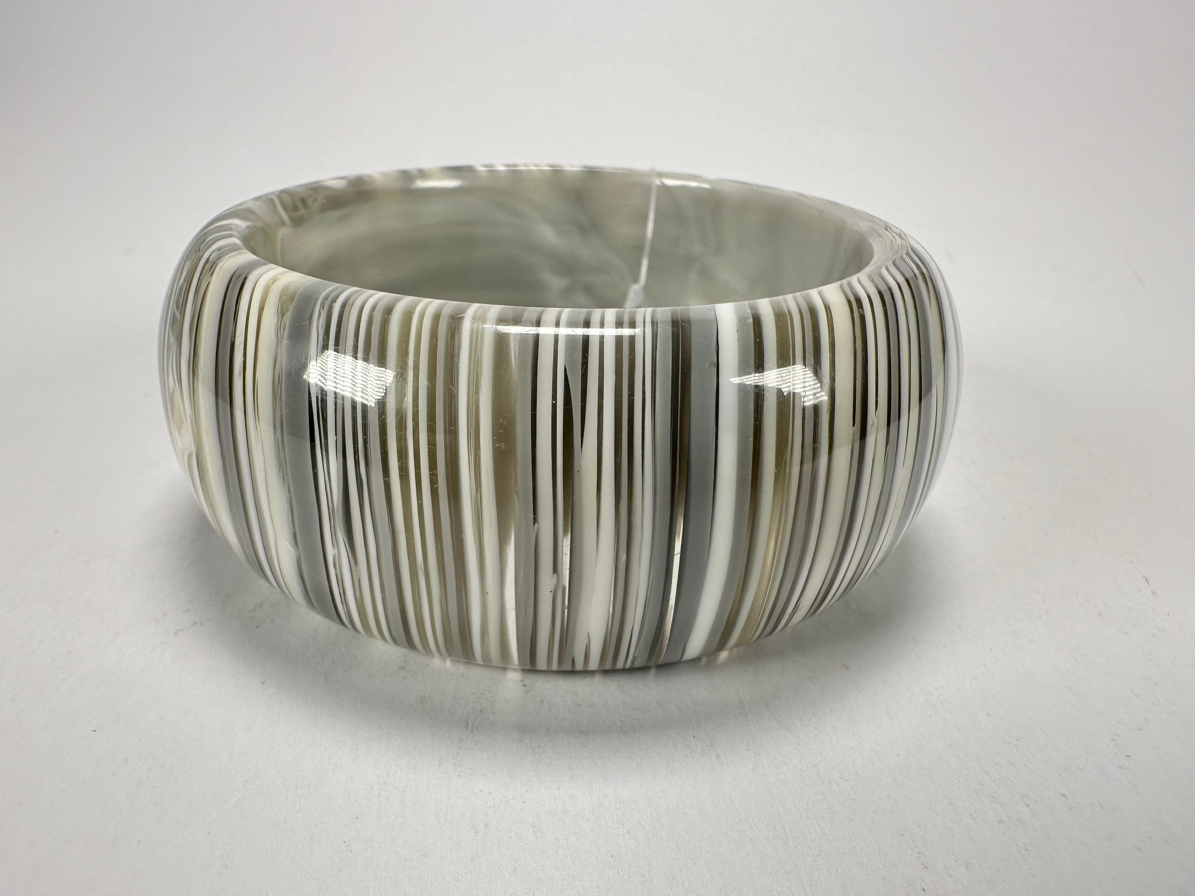 Jackie Brazil "All Sorts "Liquorice w/Cat Eye Cream Mix 3.4cm Bangle ( B2444 )