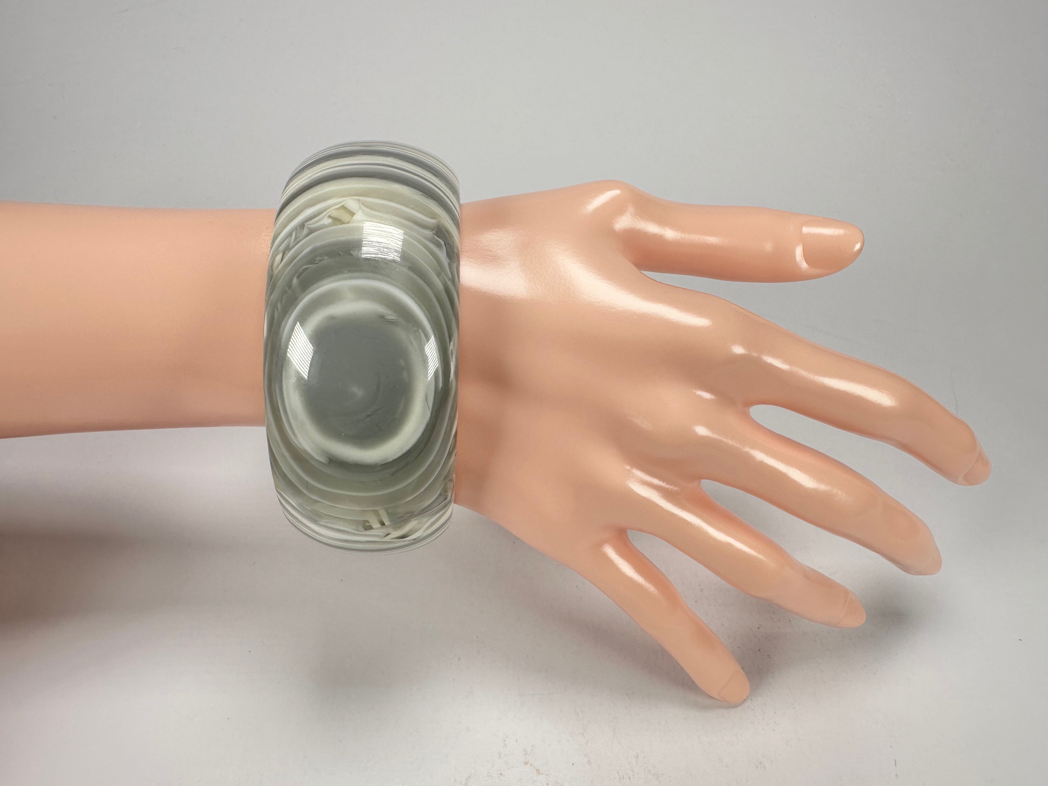 Jackie Brazil "All Sorts "Liquorice w/Cat Eye Cream Mix 3.4cm Bangle ( B2444 )
