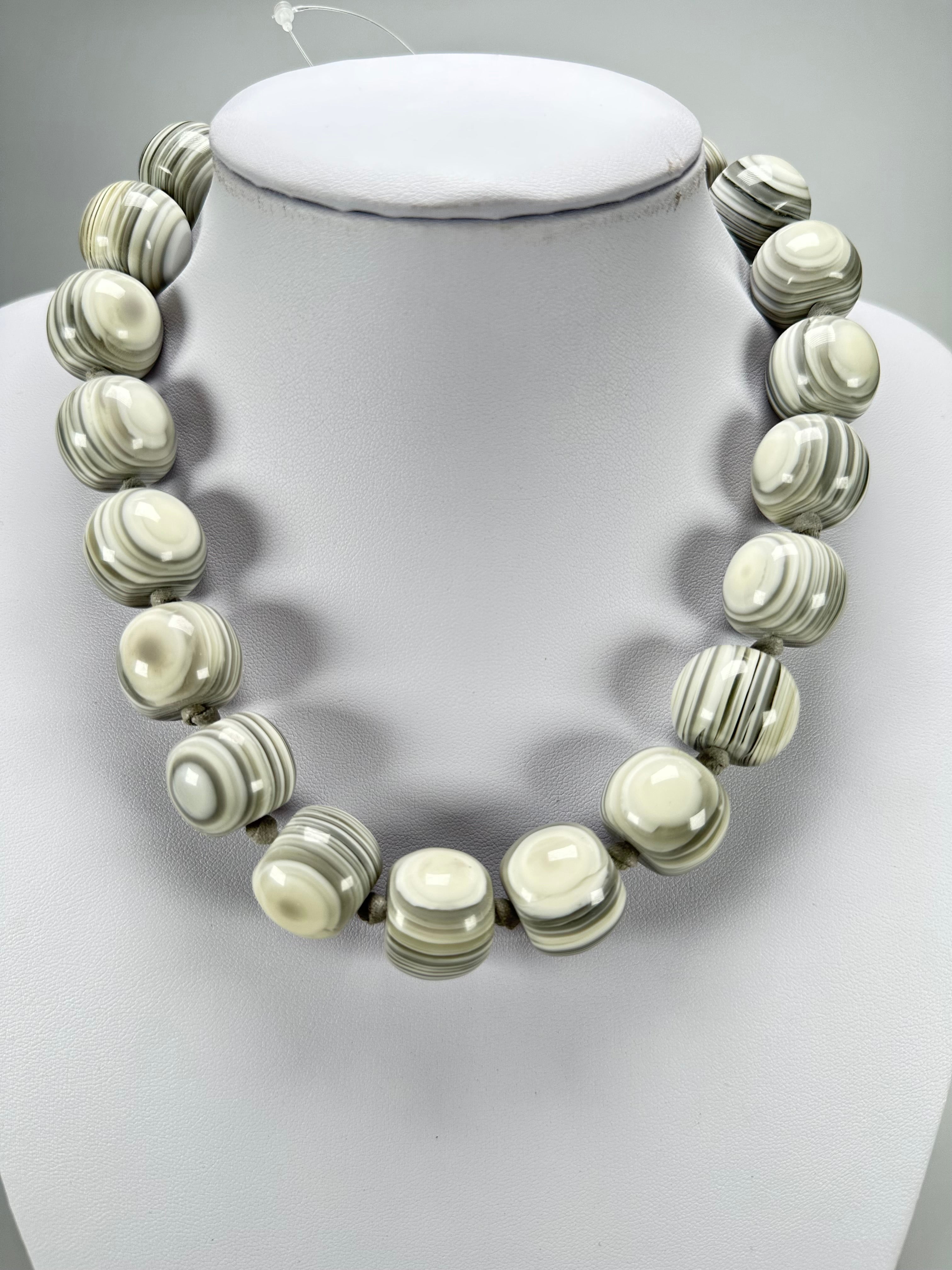 Jackie Brazil "Cat Eyes" Cream Mix Liquorice Balls Resin Necklace 50cm ( N0894 )