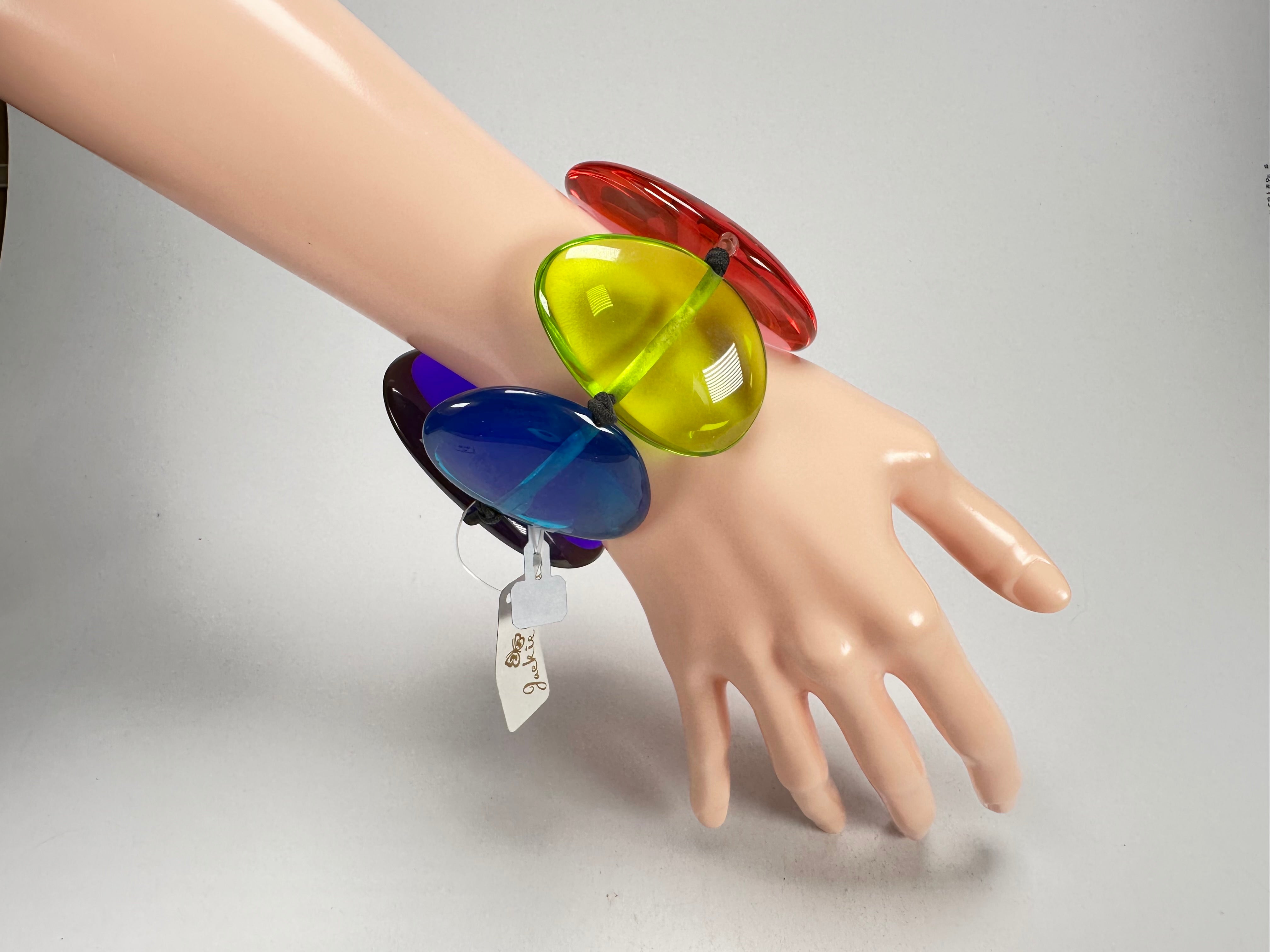 Jackie Brazil "Riverstones" Transparent Summer Mix Stone Large Flat Stones On Elastic Bracelet ( B3716 )