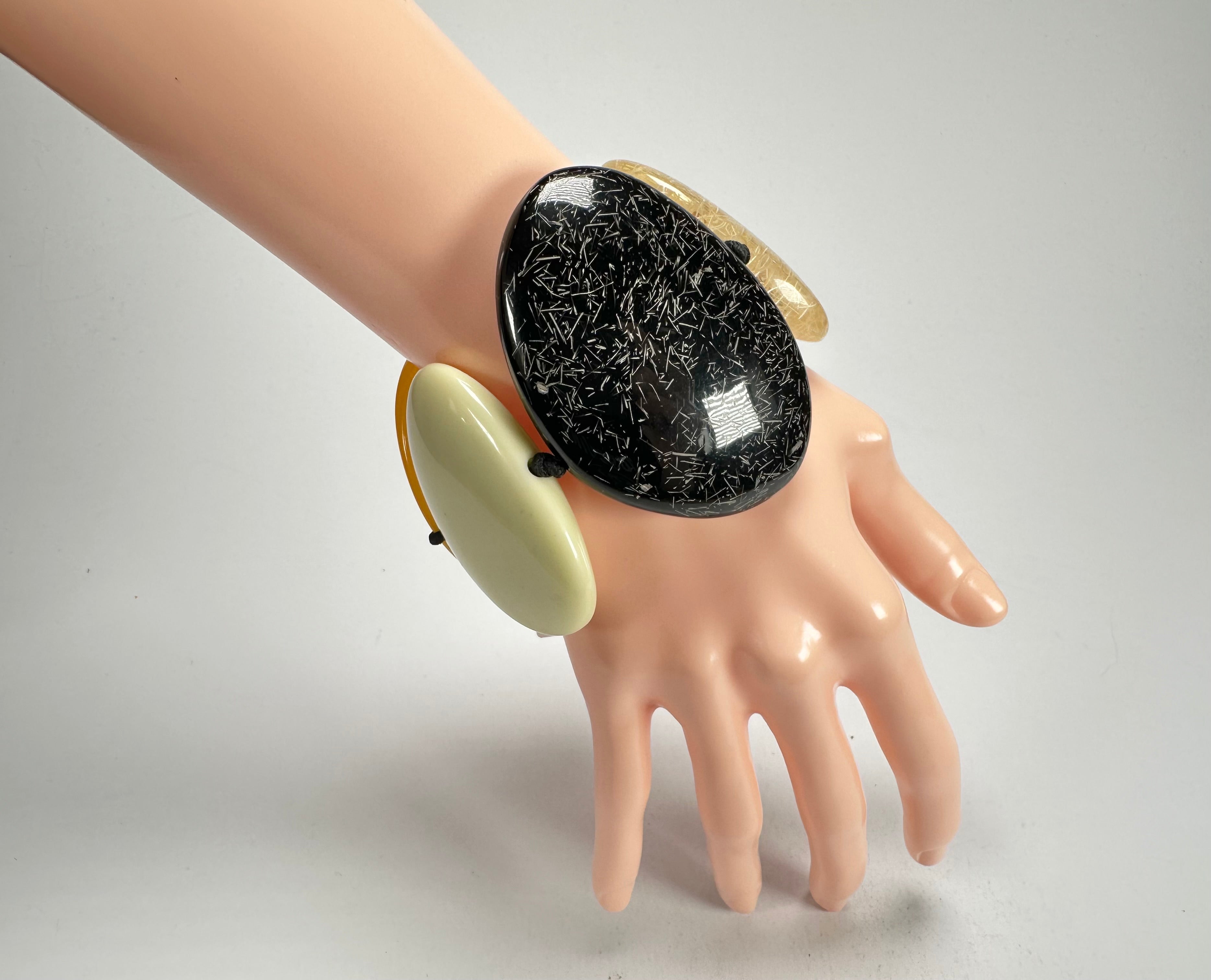 Jackie Brazil "Riverstones" Seasons Mix Stone Large Flat Stones On Elastic Bracelet ( B3716 )