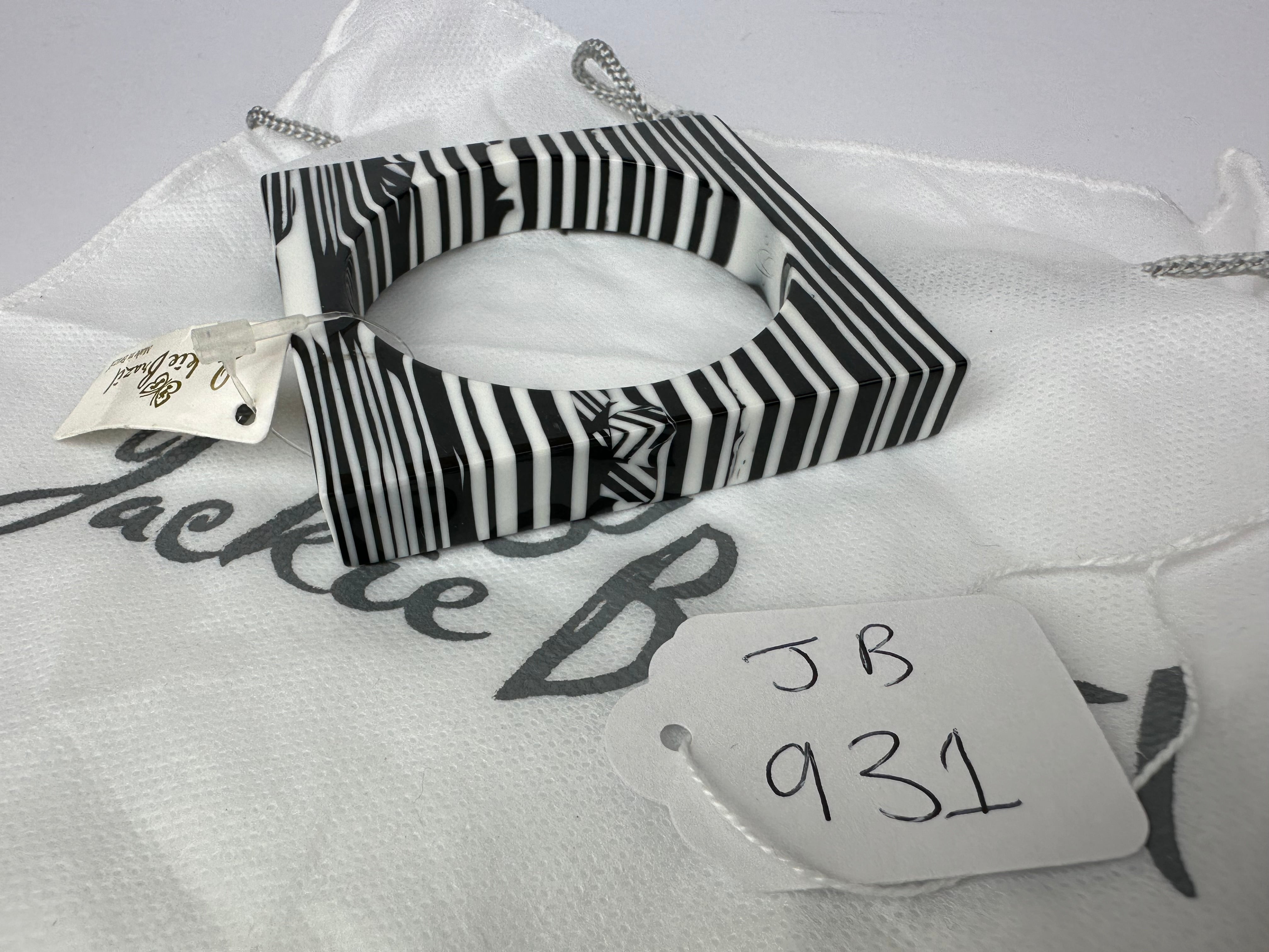 Jackie Brazil "Zebra" Liquorice Allsorts Black & White Striped 1.3cm Square Resin Bangle ( B2142 )