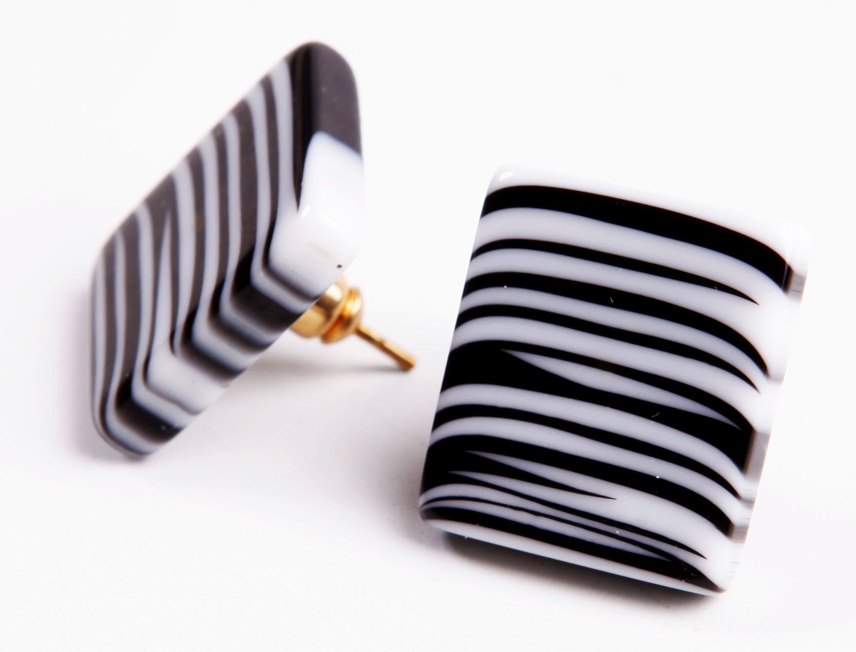 Jackie Brazil "Liquorice" Black & White Small Square Resin Clip On Earrings ( E0074 )
