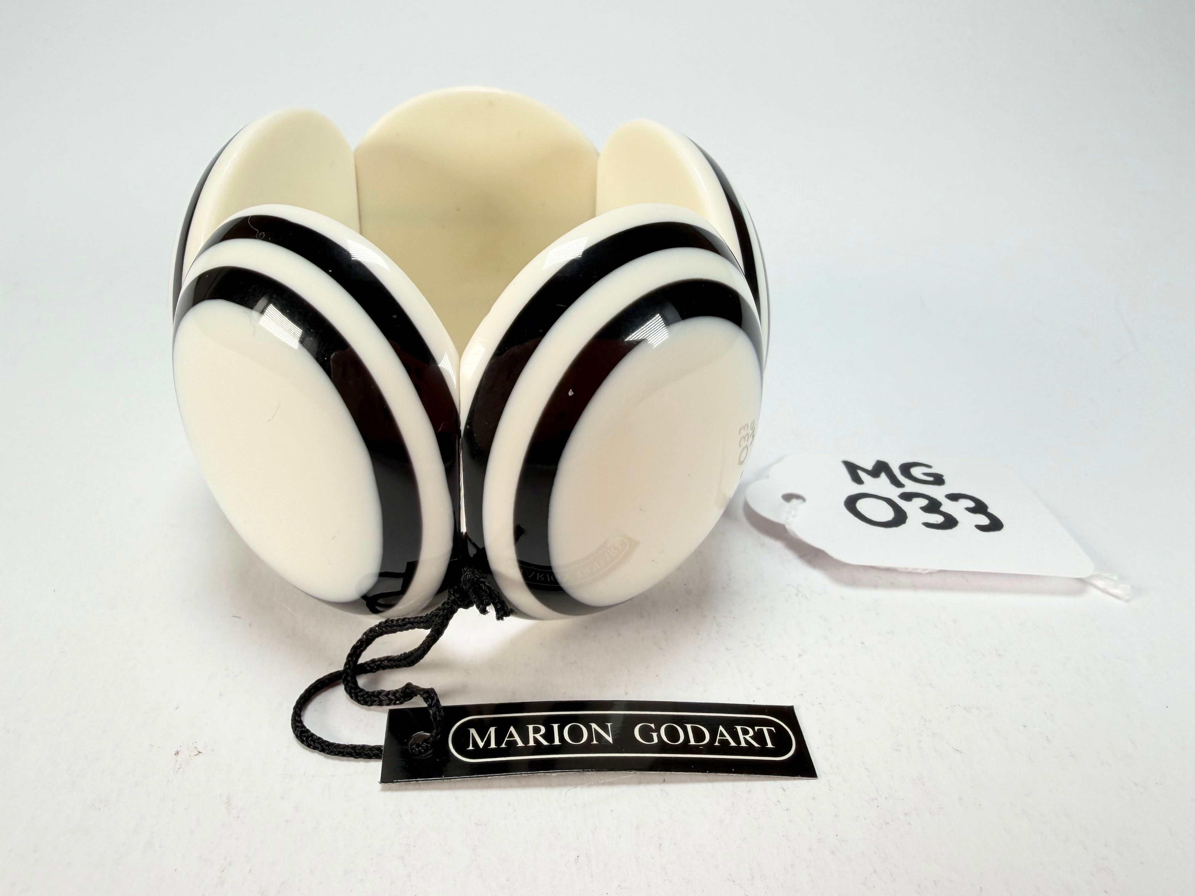 Marion Godart - Monochrome "Cinq pièces" Black & Cream Elasticated Resin Bracelet