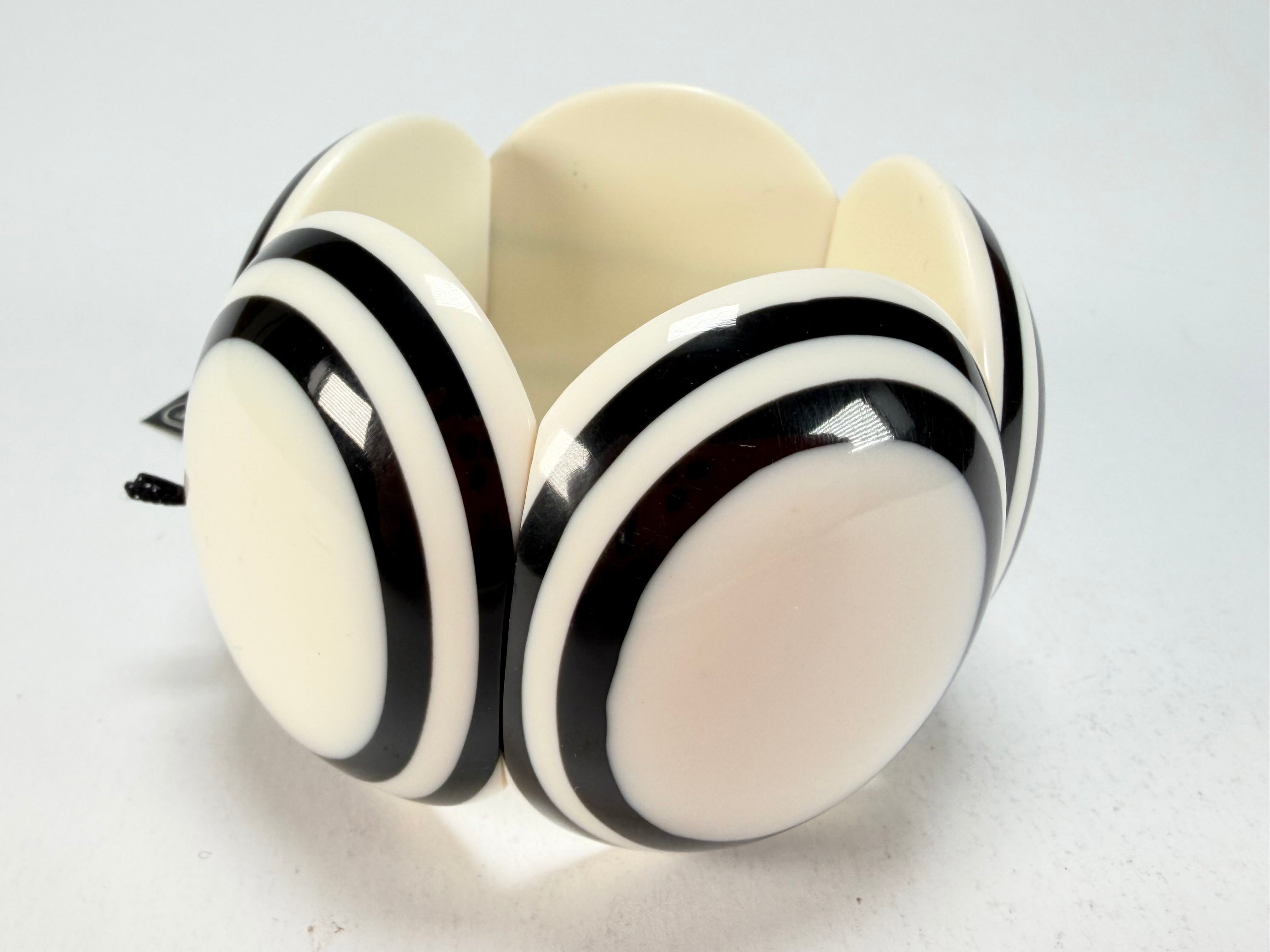 Marion Godart - Monochrome "Cinq pièces" Black & Cream Elasticated Resin Bracelet