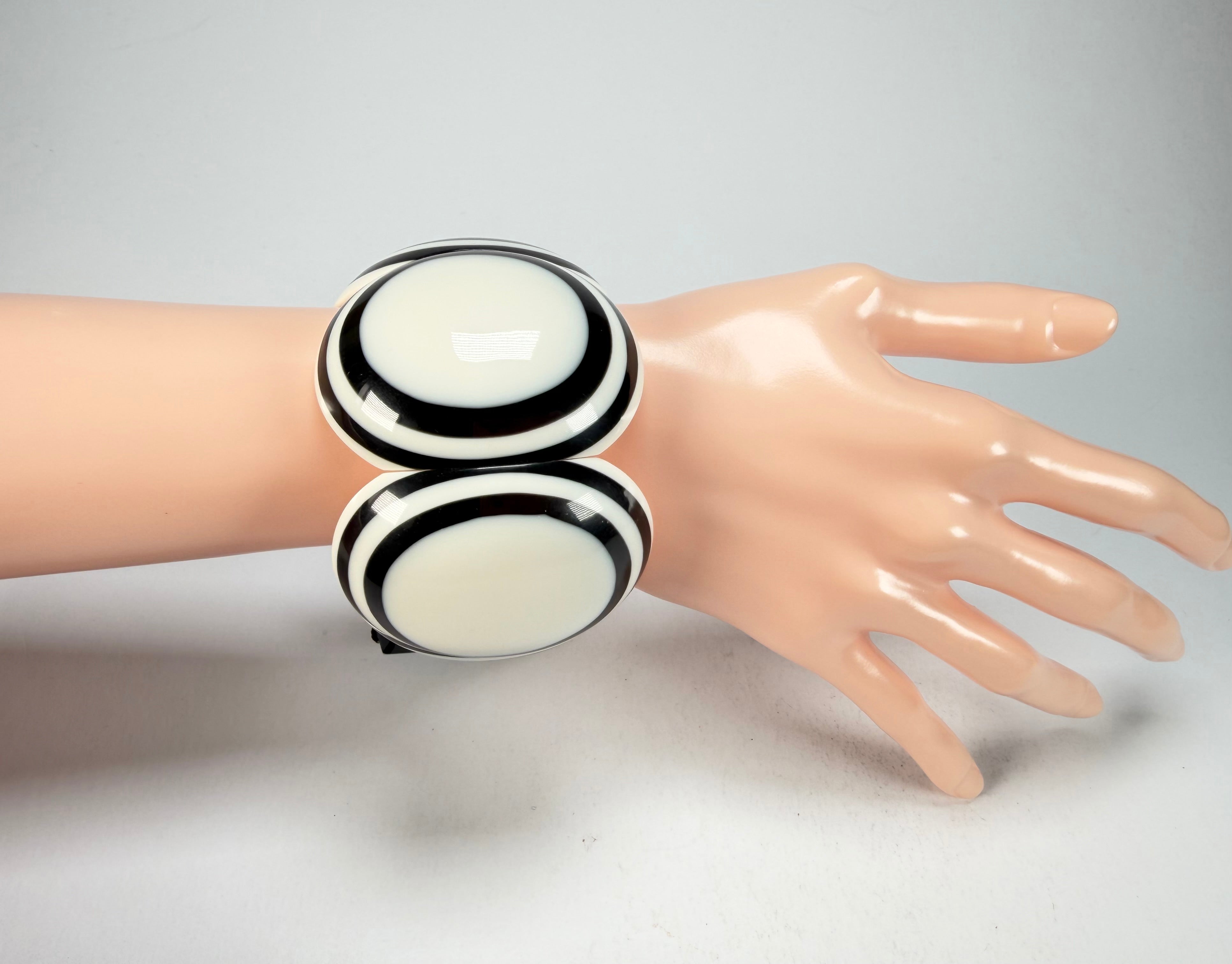 Marion Godart - Monochrome "Cinq pièces" Black & Cream Elasticated Resin Bracelet