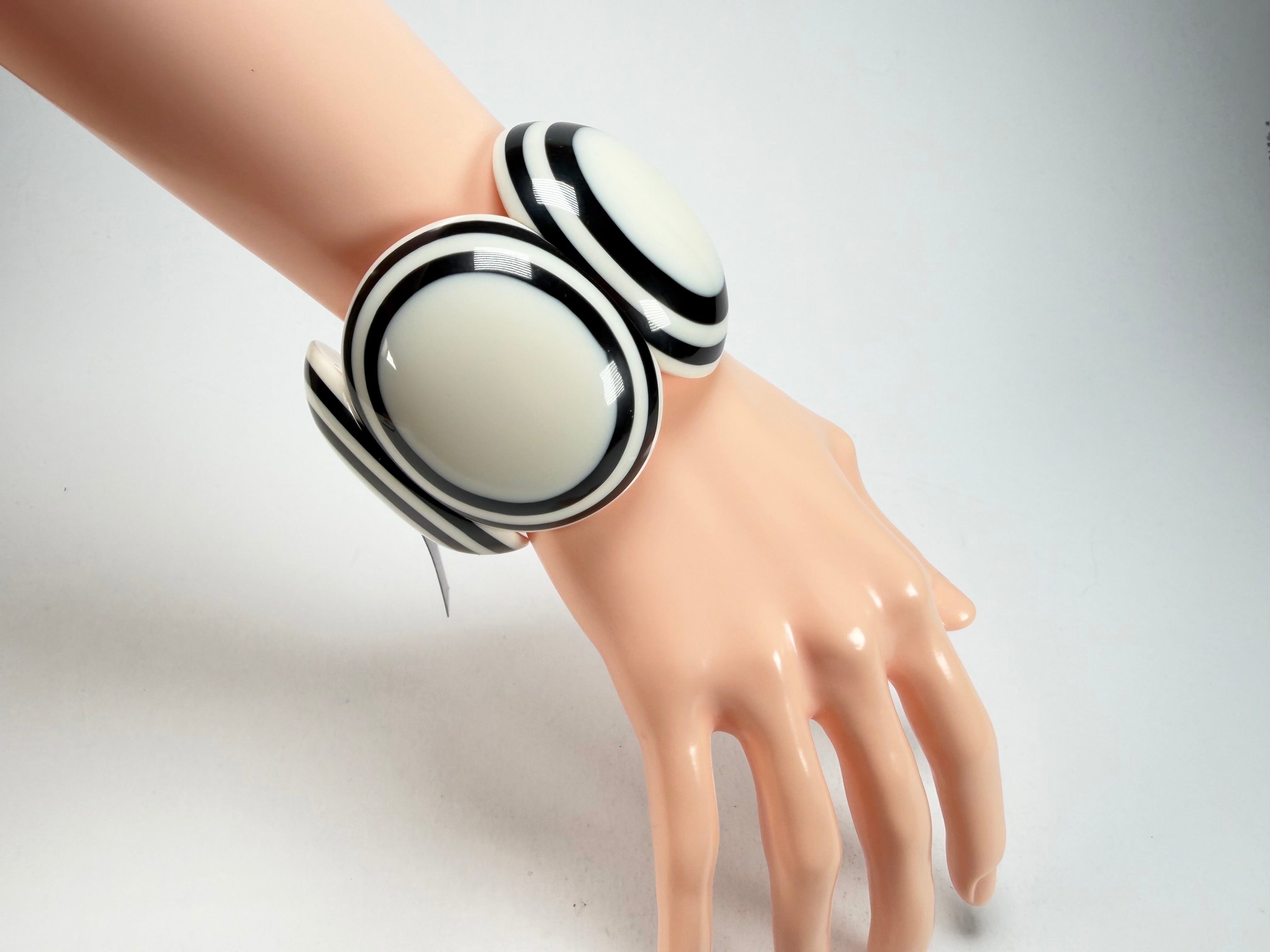Marion Godart - Monochrome "Cinq pièces" Black & Cream Elasticated Resin Bracelet