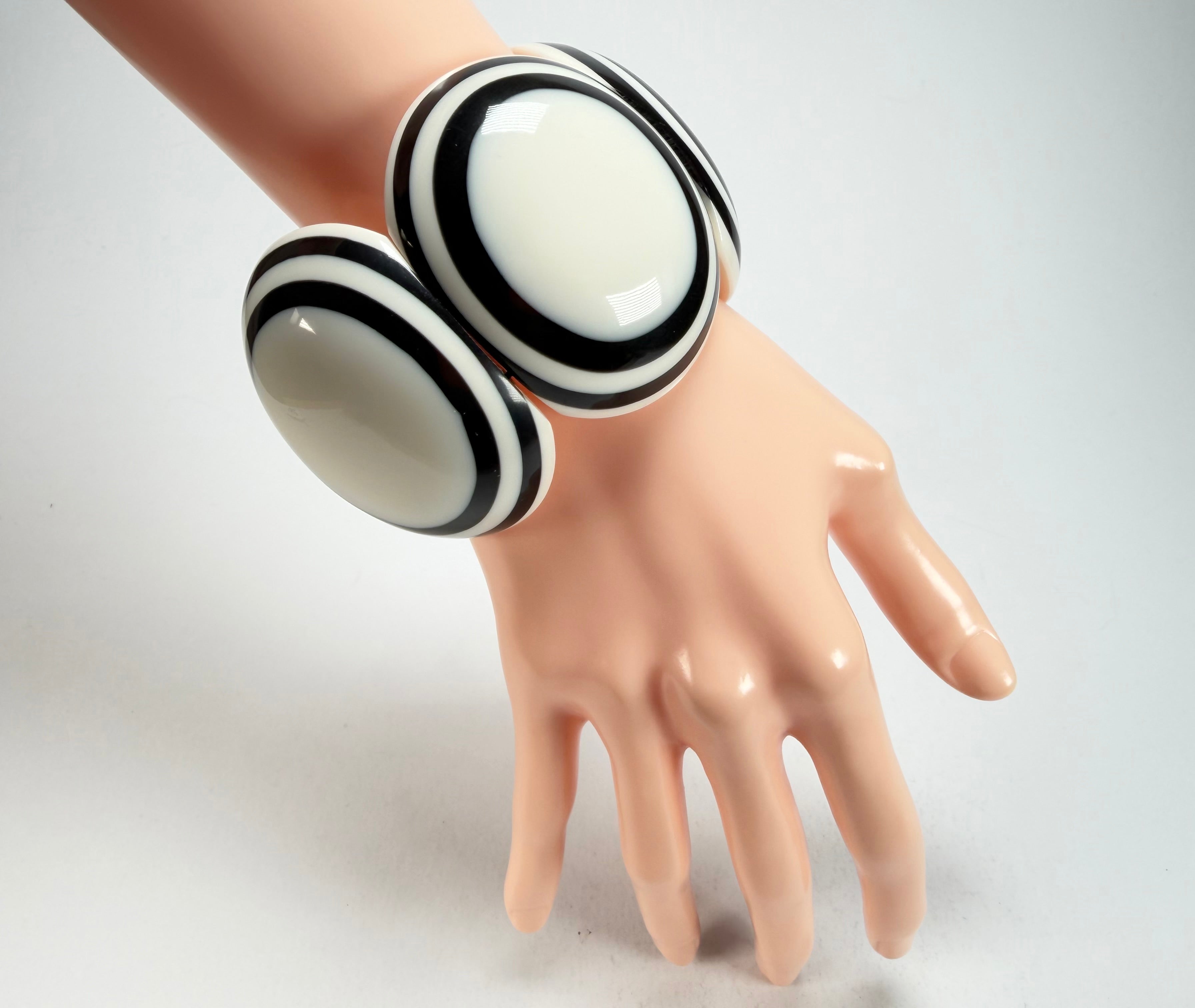 Marion Godart - Monochrome "Cinq pièces" Black & Cream Elasticated Resin Bracelet