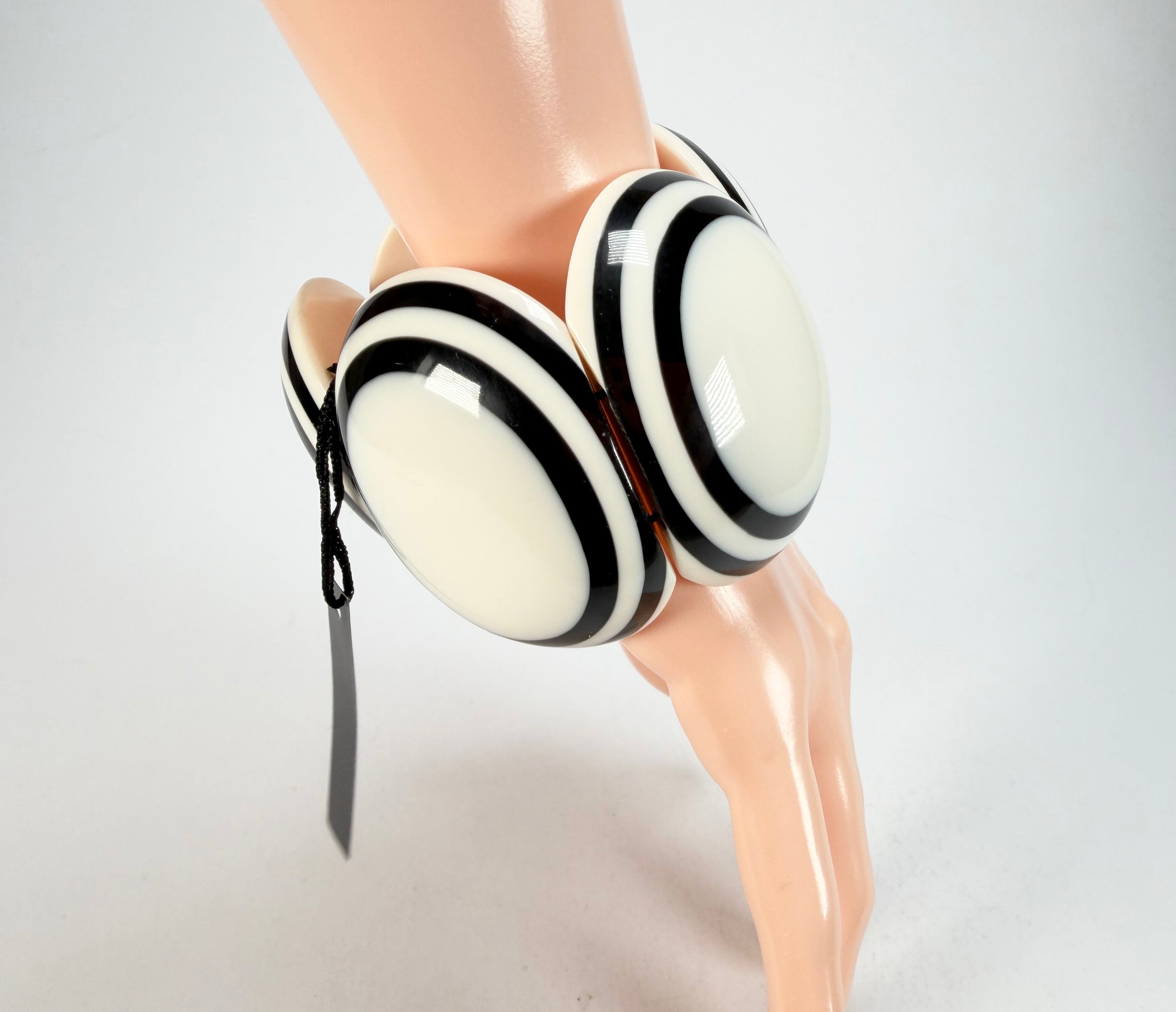 Marion Godart - Monochrome "Cinq pièces" Black & Cream Elasticated Resin Bracelet