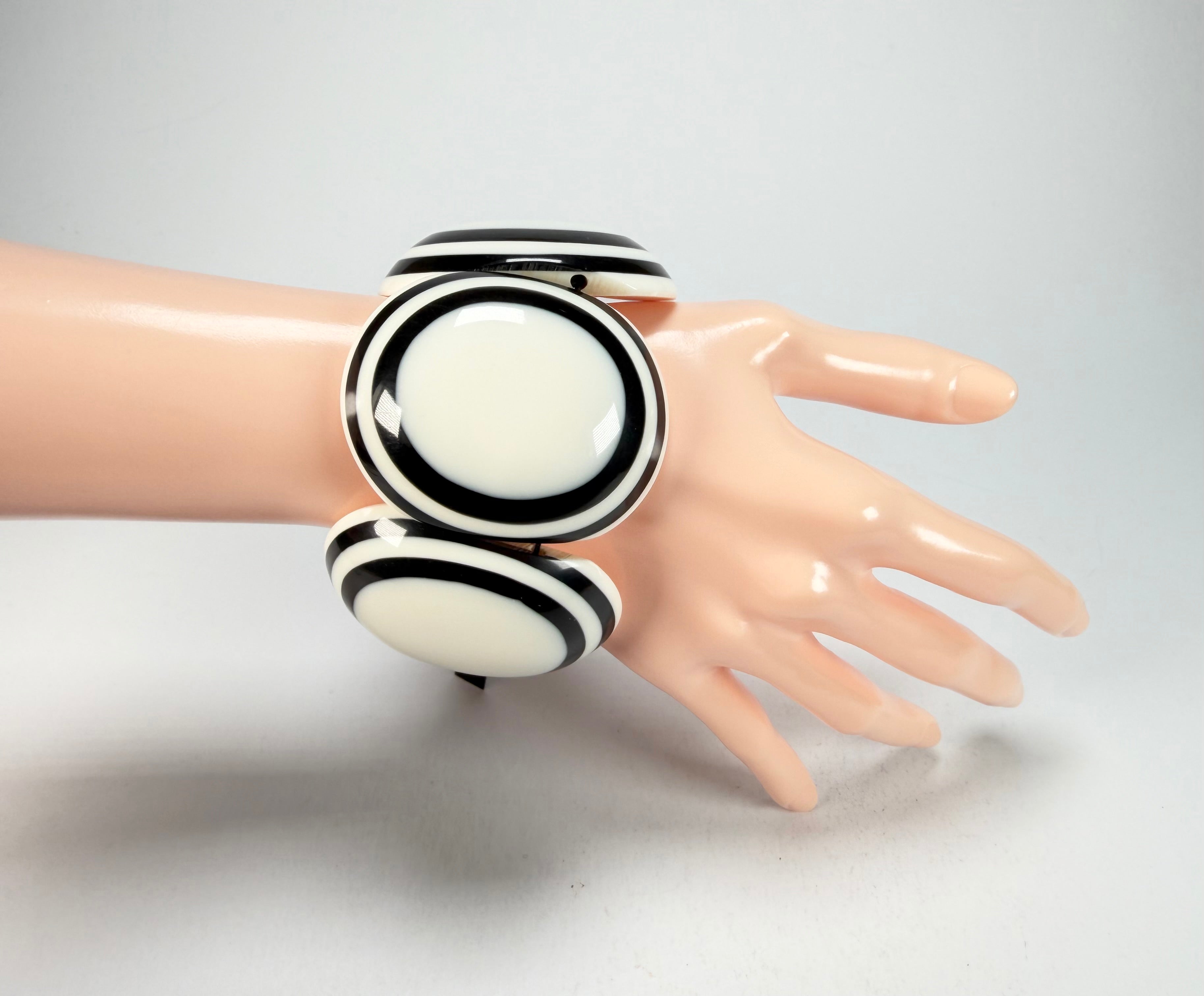 Marion Godart - Monochrome "Cinq pièces" Black & Cream Elasticated Resin Bracelet