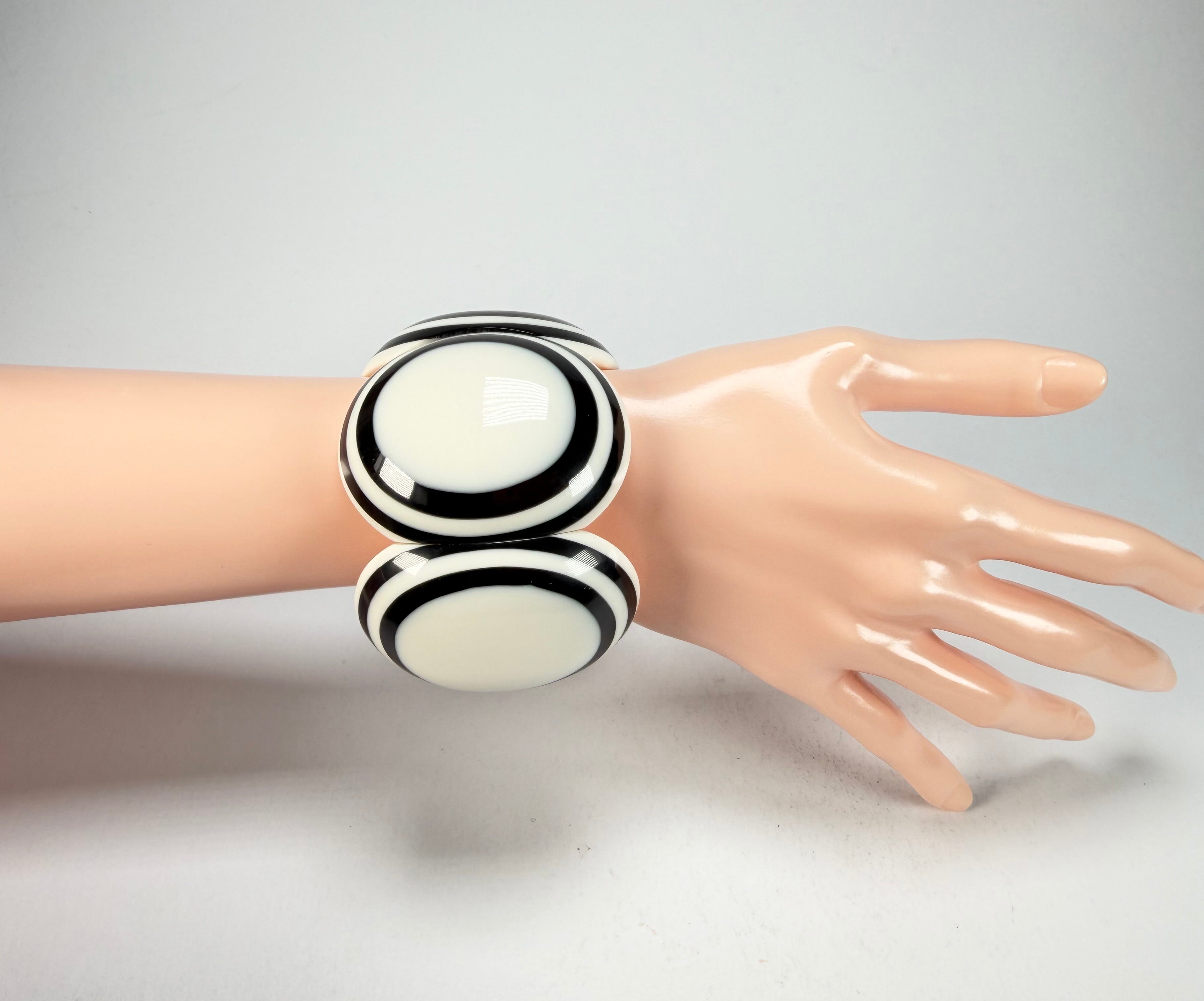Marion Godart - Monochrome "Cinq pièces" Black & Cream Elasticated Resin Bracelet