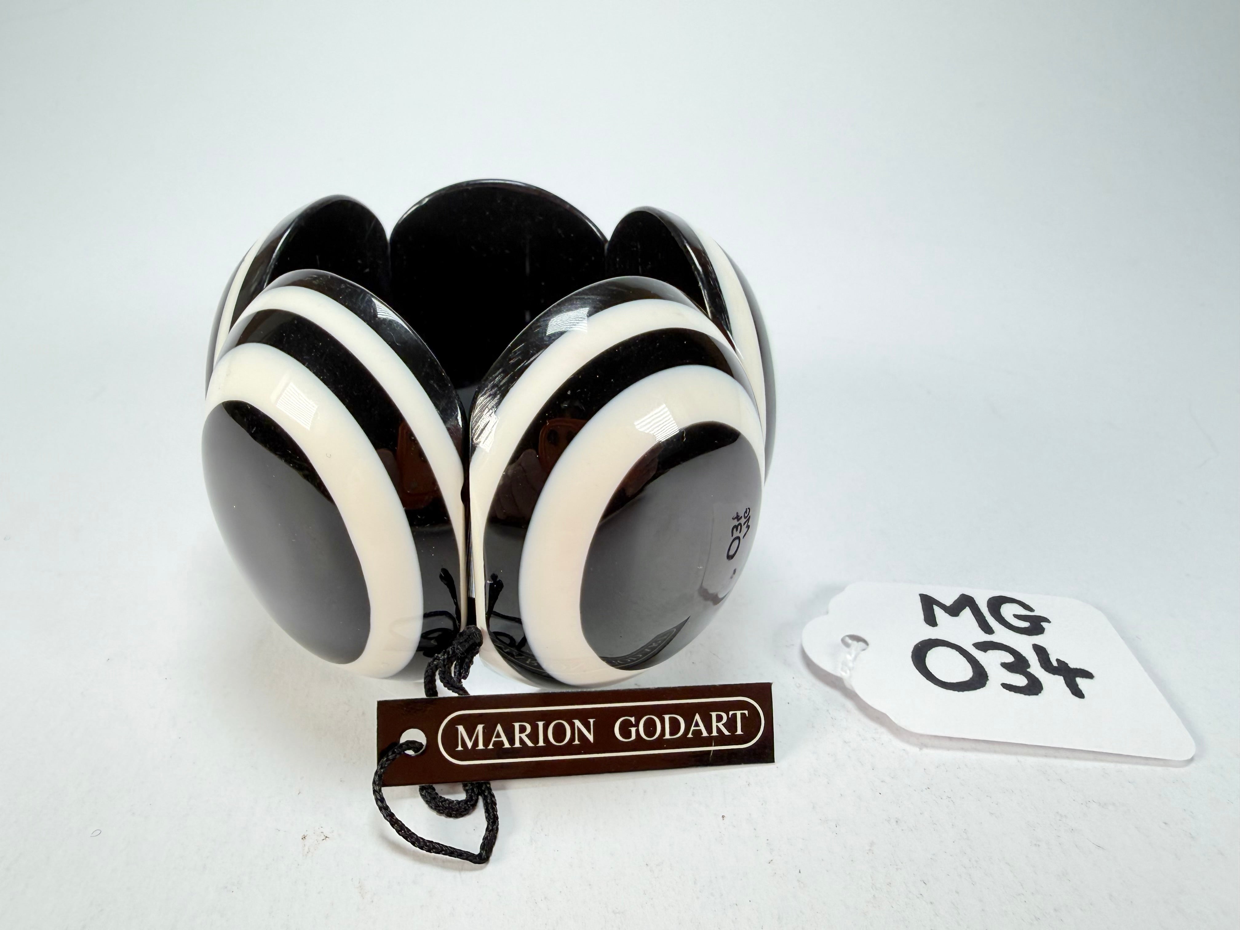 Marion Godart - Monochrome "Cinq pièces" Black & White Elasticated Resin Bracelet