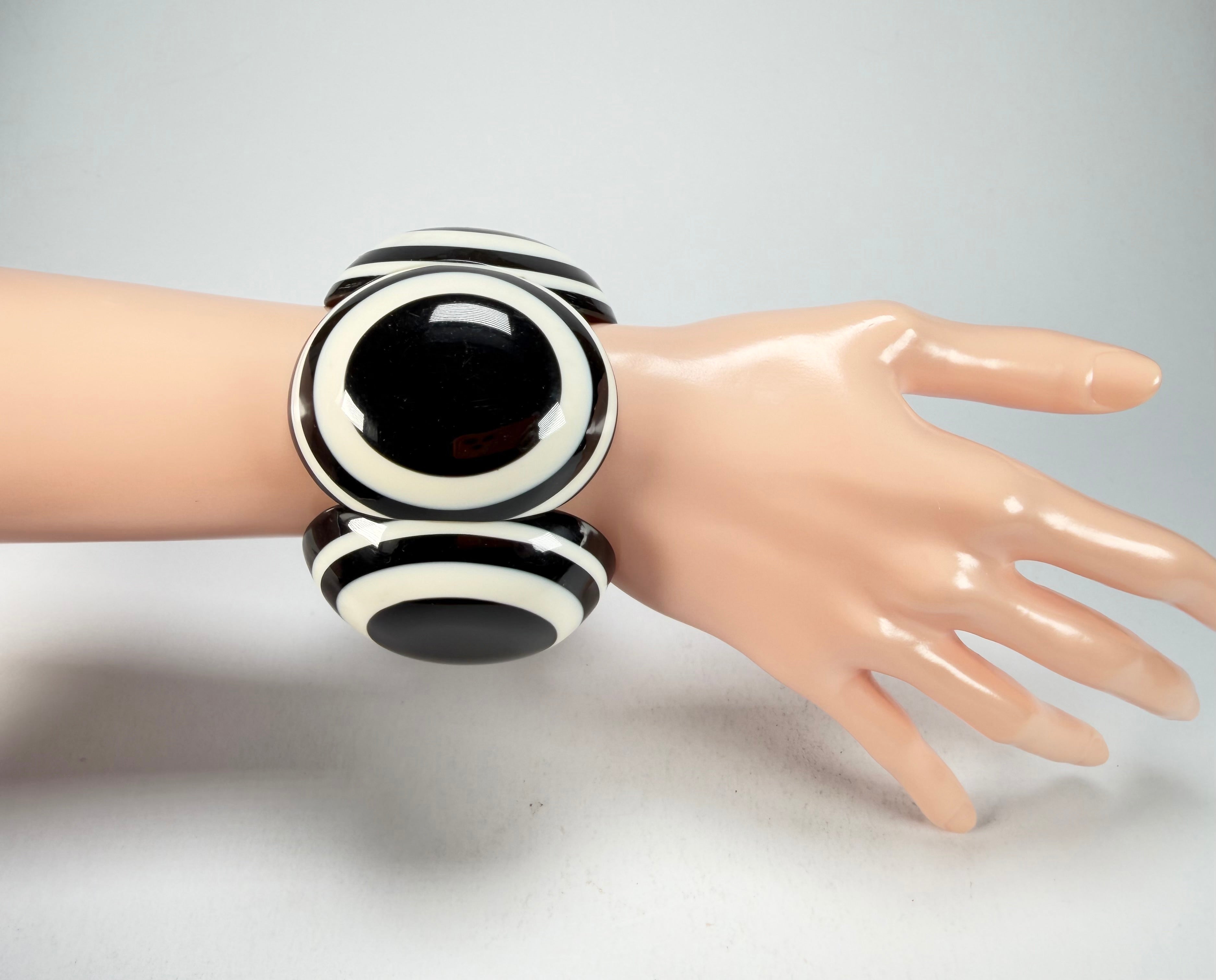 Marion Godart - Monochrome "Cinq pièces" Black & White Elasticated Resin Bracelet