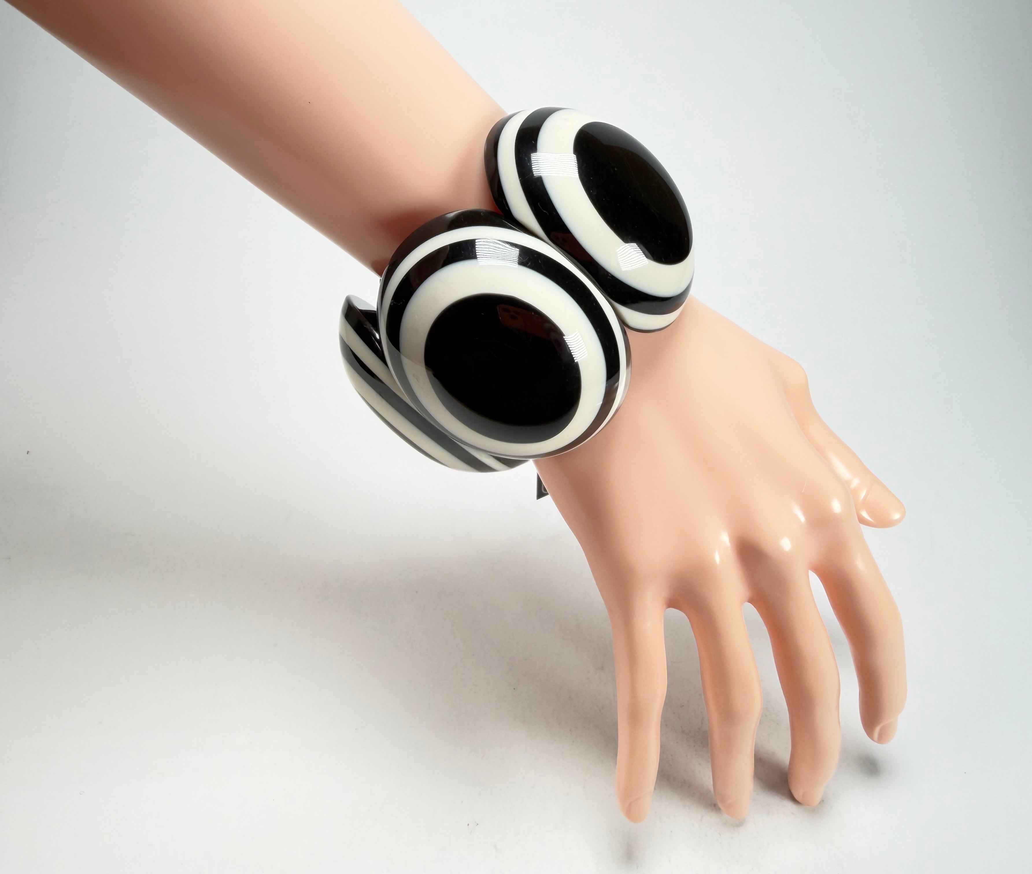 Marion Godart - Monochrome "Cinq pièces" Black & White Elasticated Resin Bracelet
