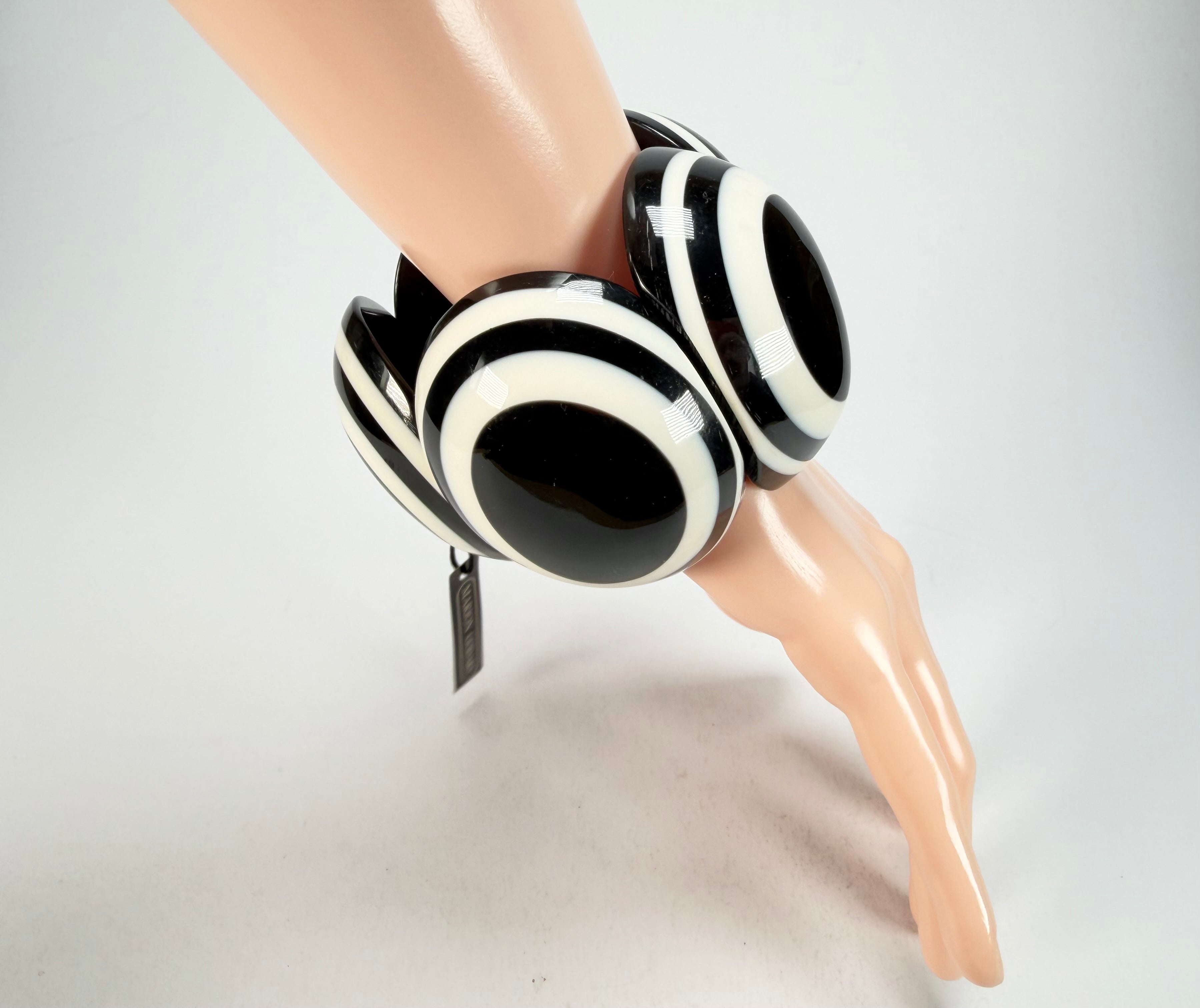 Marion Godart - Monochrome "Cinq pièces" Black & White Elasticated Resin Bracelet