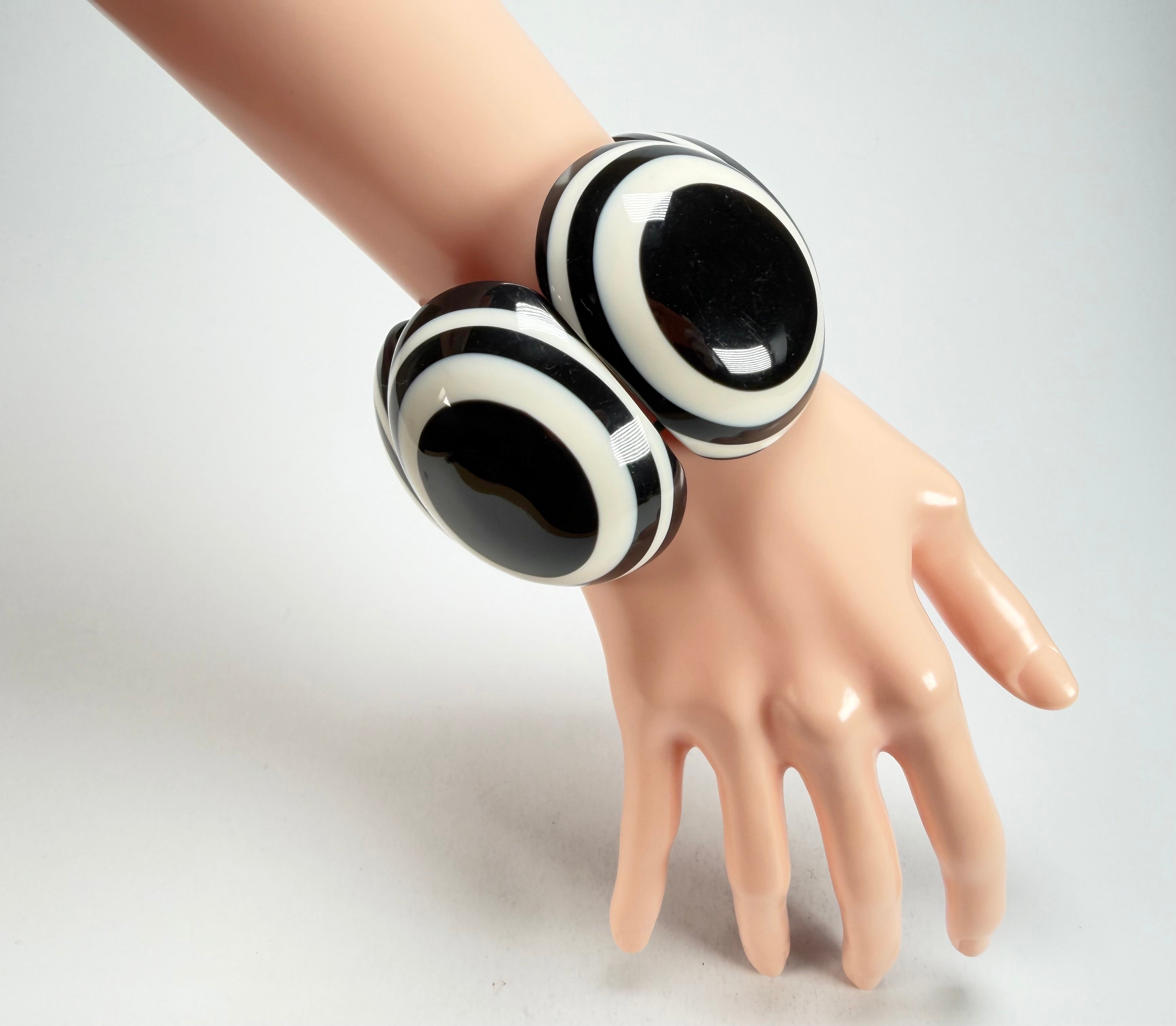 Marion Godart - Monochrome "Cinq pièces" Black & White Elasticated Resin Bracelet