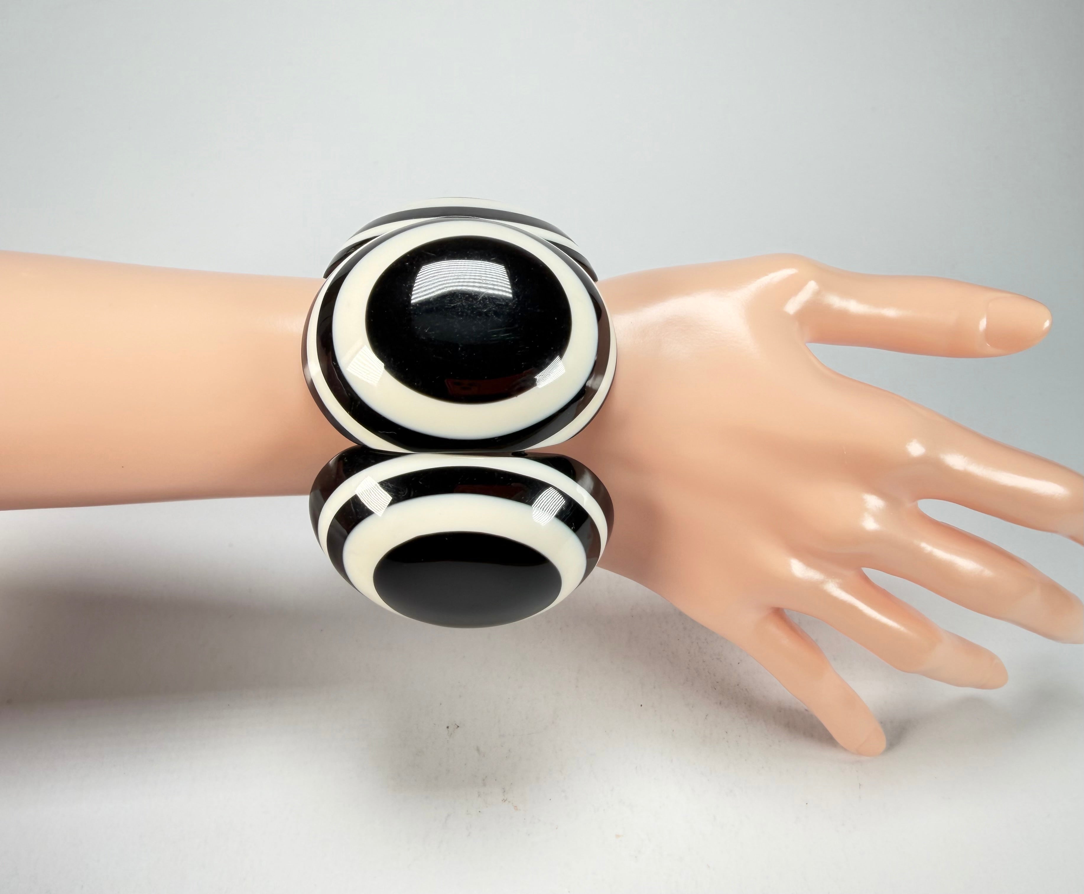 Marion Godart - Monochrome "Cinq pièces" Black & White Elasticated Resin Bracelet