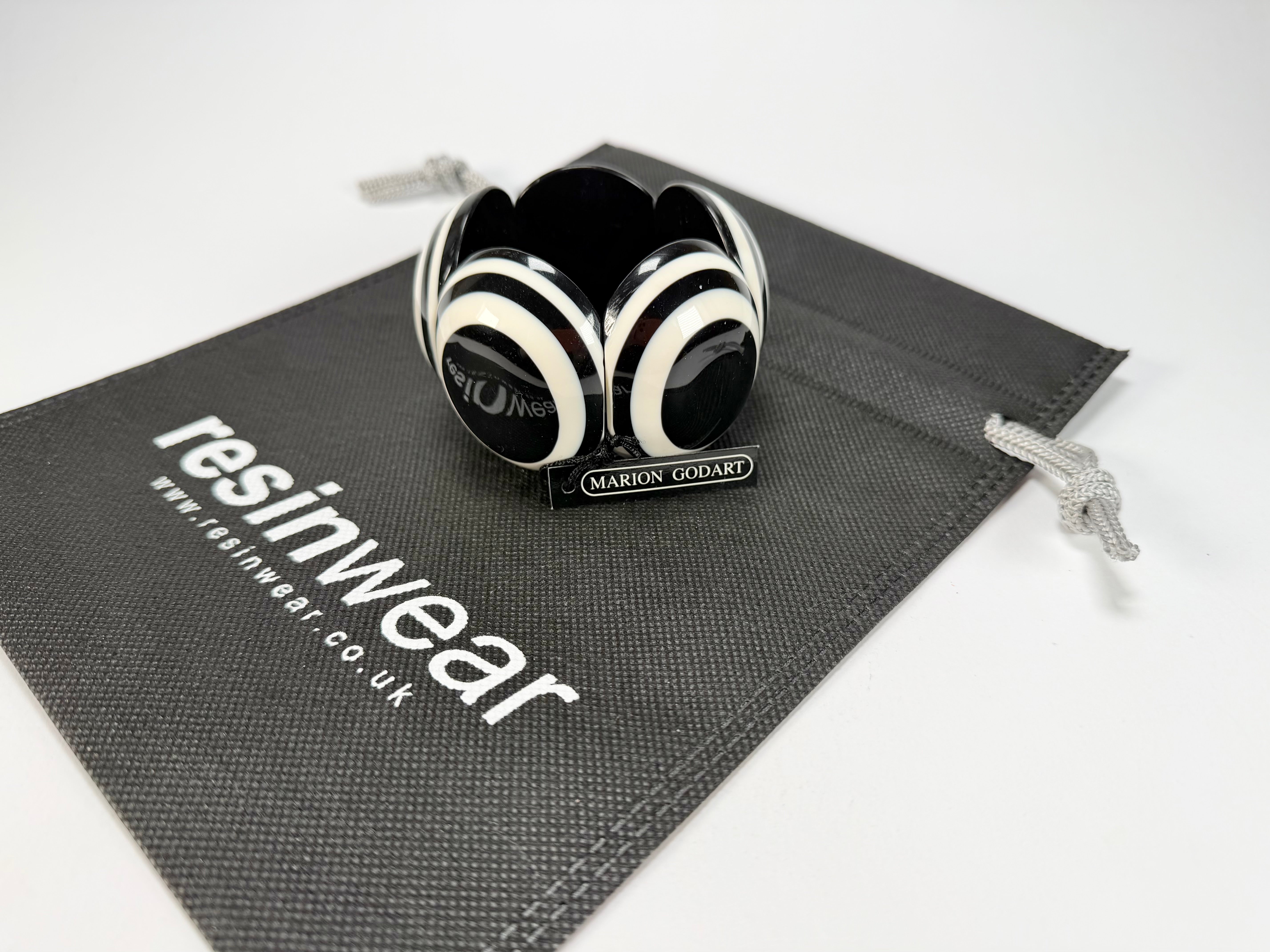 Marion Godart - Monochrome "Cinq pièces" Black & White Elasticated Resin Bracelet