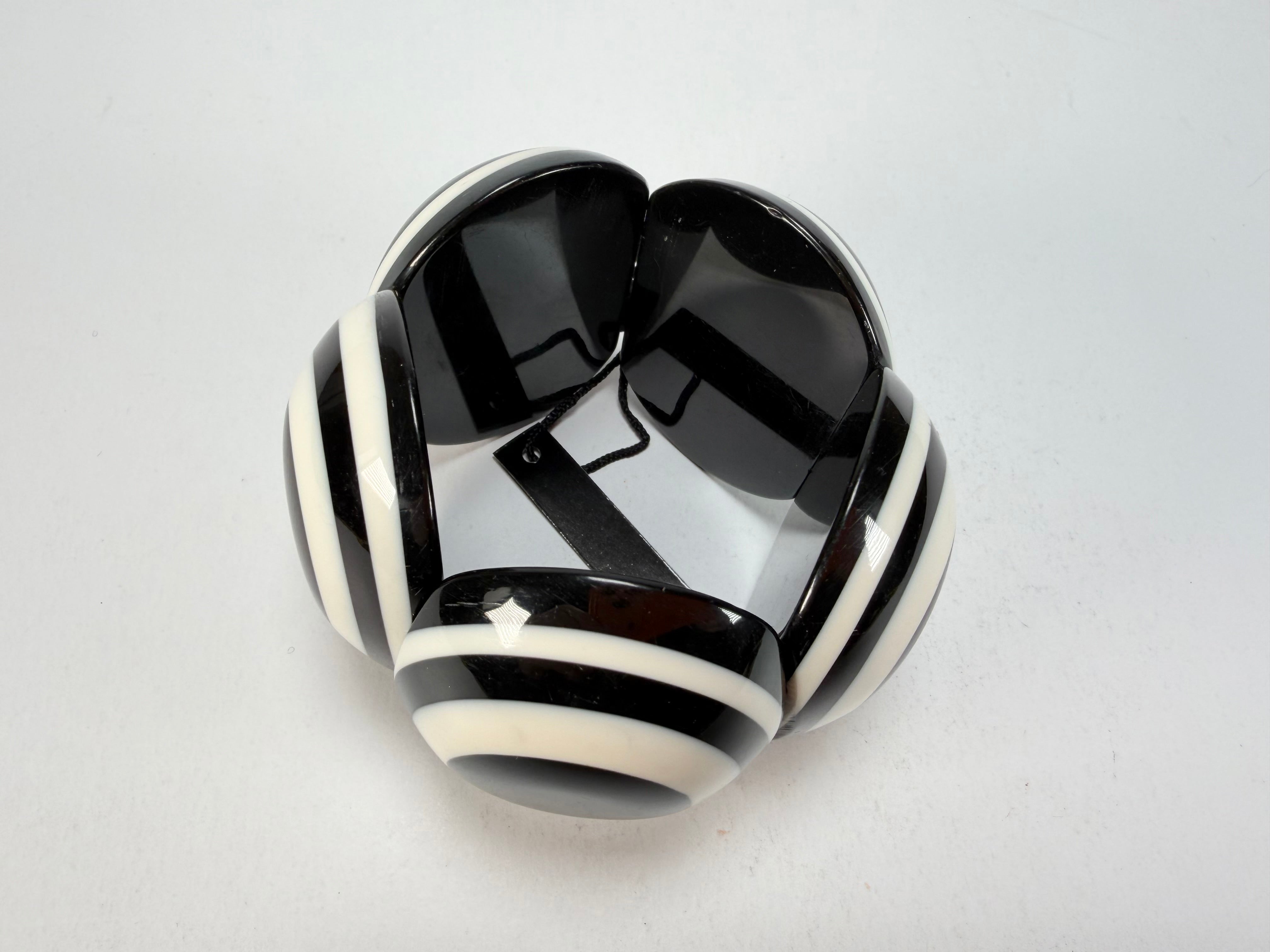 Marion Godart - Monochrome "Cinq pièces" Black & White Elasticated Resin Bracelet
