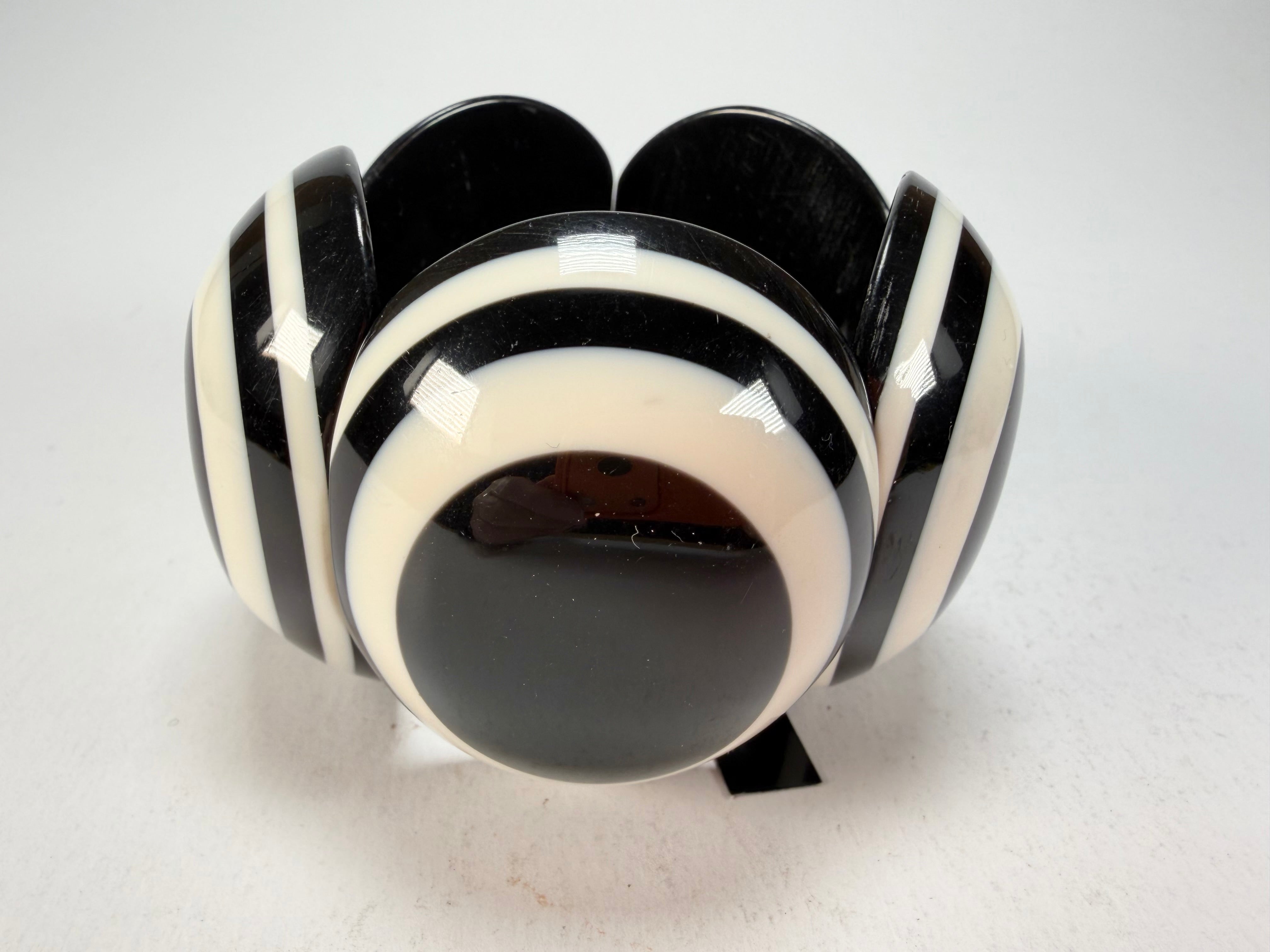 Marion Godart - Monochrome "Cinq pièces" Black & White Elasticated Resin Bracelet