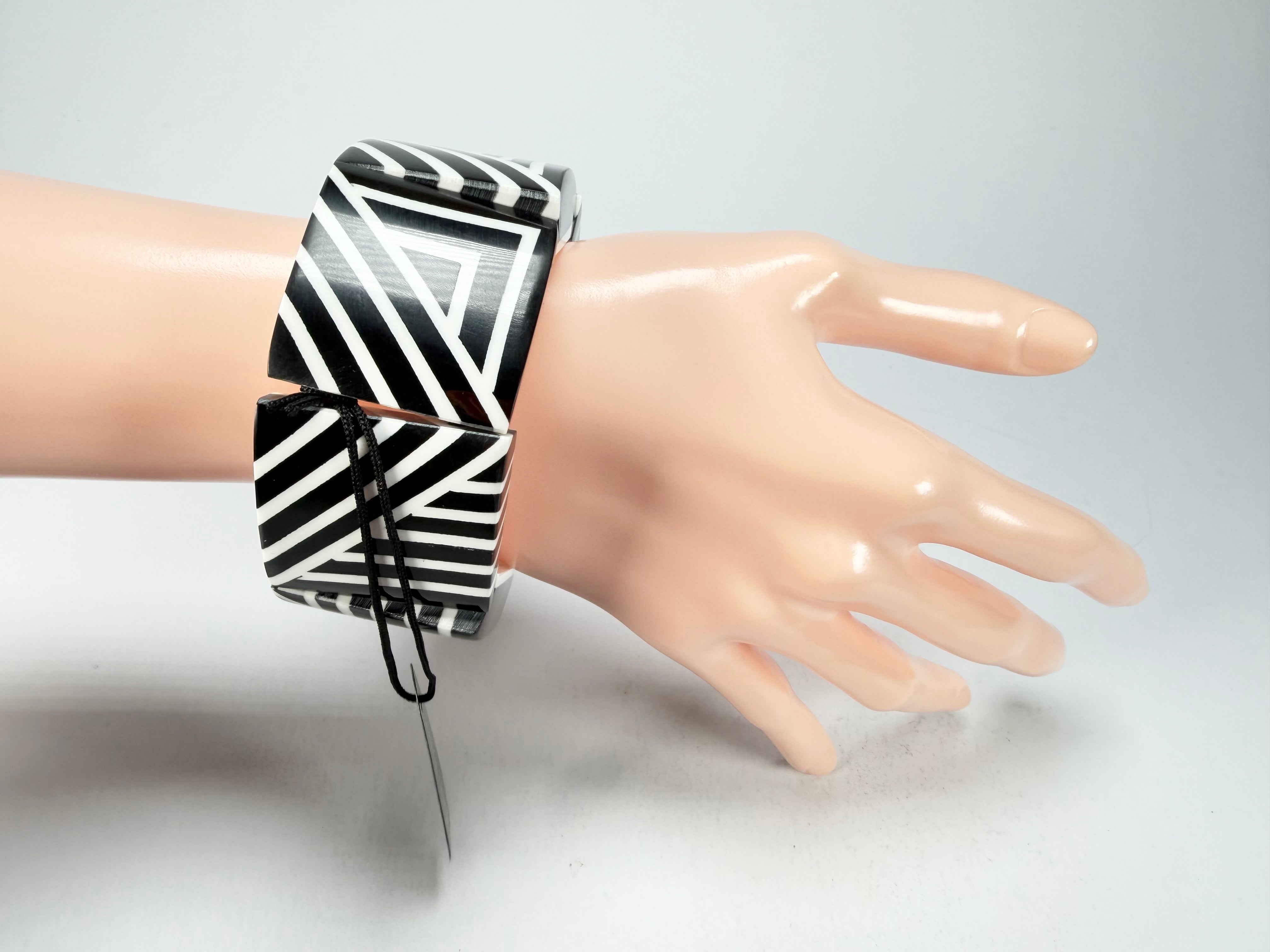 Marion Godart - Monochrome "Géométrique" Black & White Elasticated Resin Bracelet