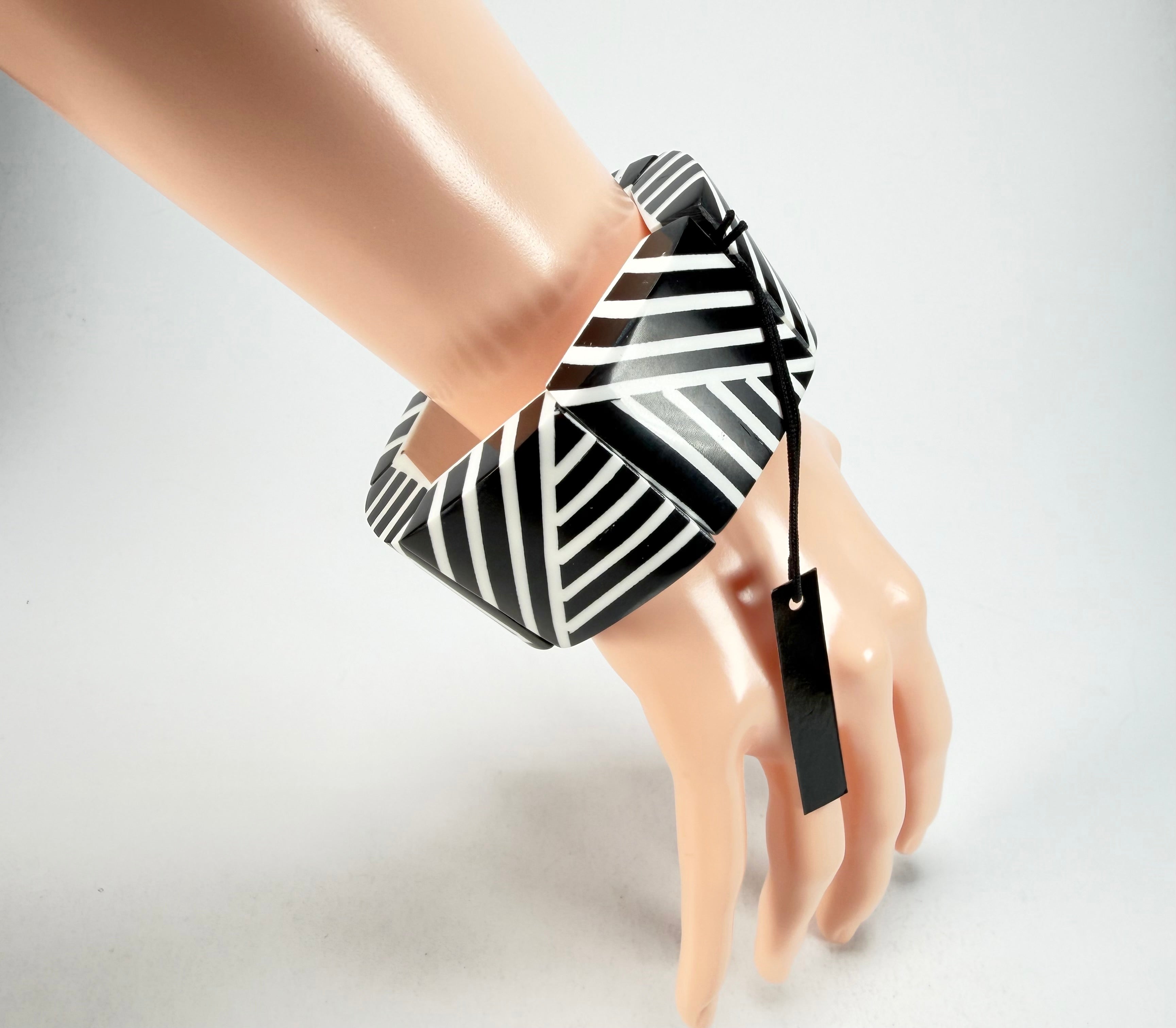 Marion Godart - Monochrome "Géométrique" Black & White Elasticated Resin Bracelet