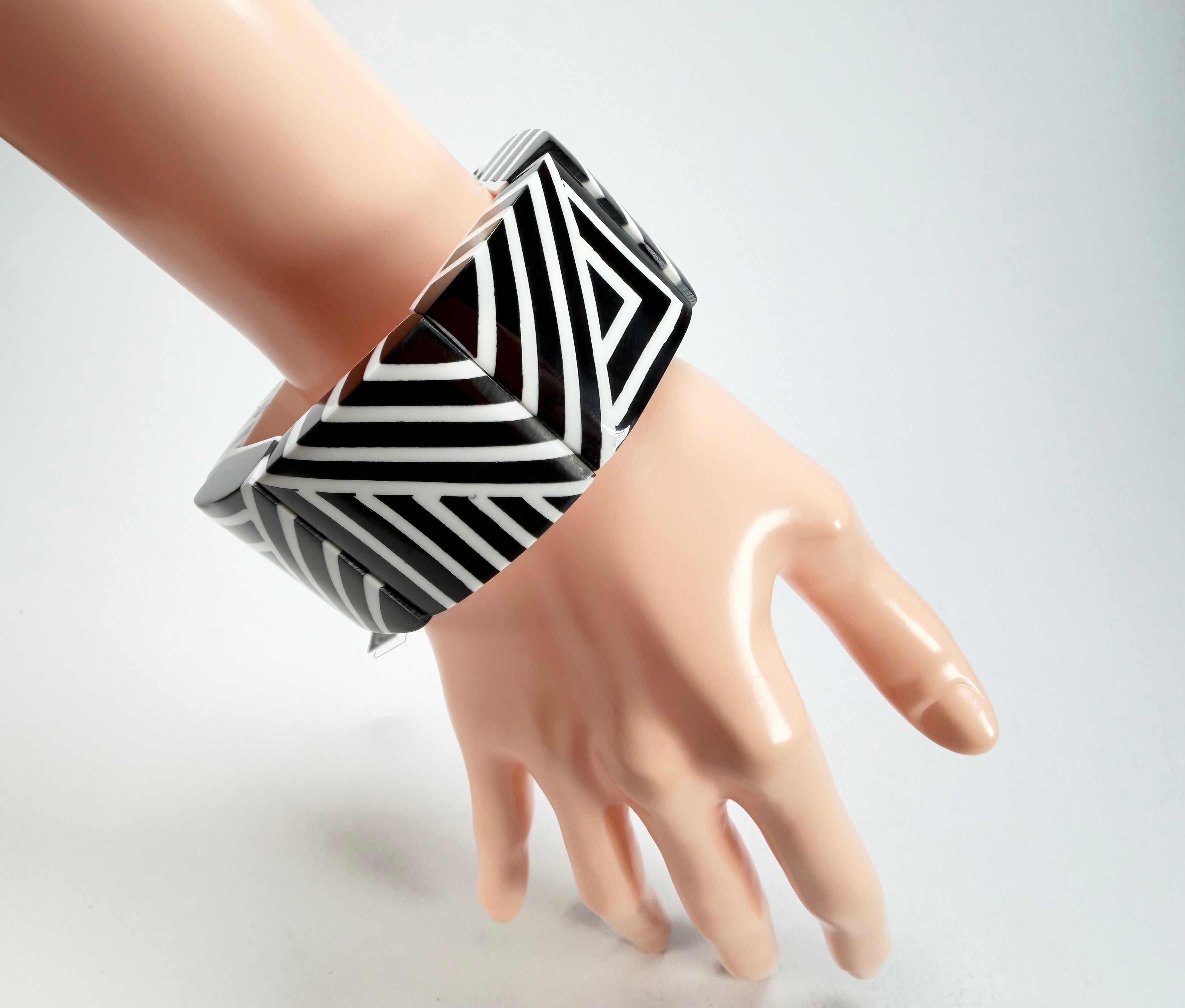 Marion Godart - Monochrome "Géométrique" Black & White Elasticated Resin Bracelet