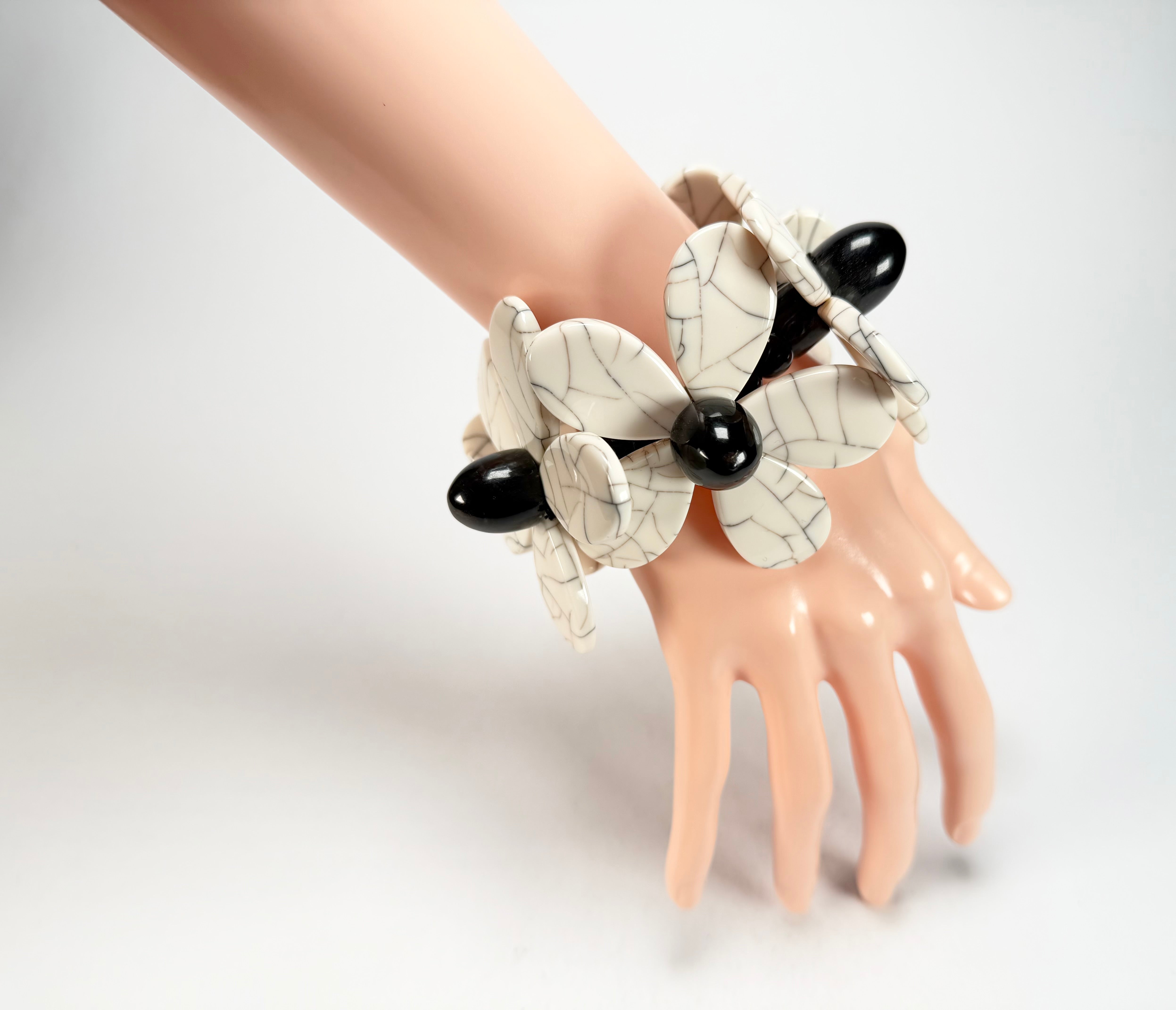 Marion Godart - Floral "Grand Pétale x Fragmental" Cream Flower Elasticated Resin Bracelet