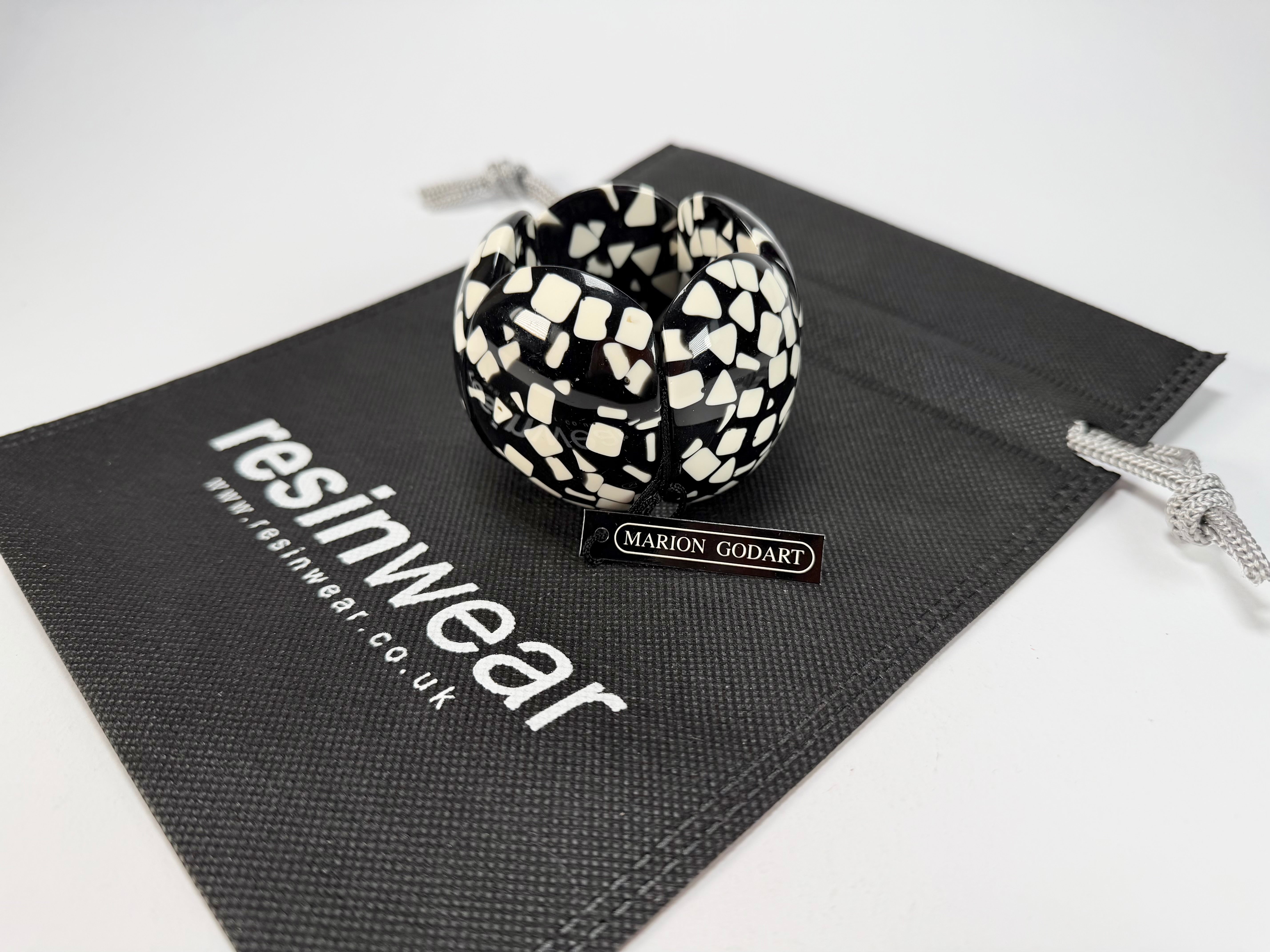 Marion Godart - Confetti "Cinq Pièces" Black & White Elasticated Resin Bracelet