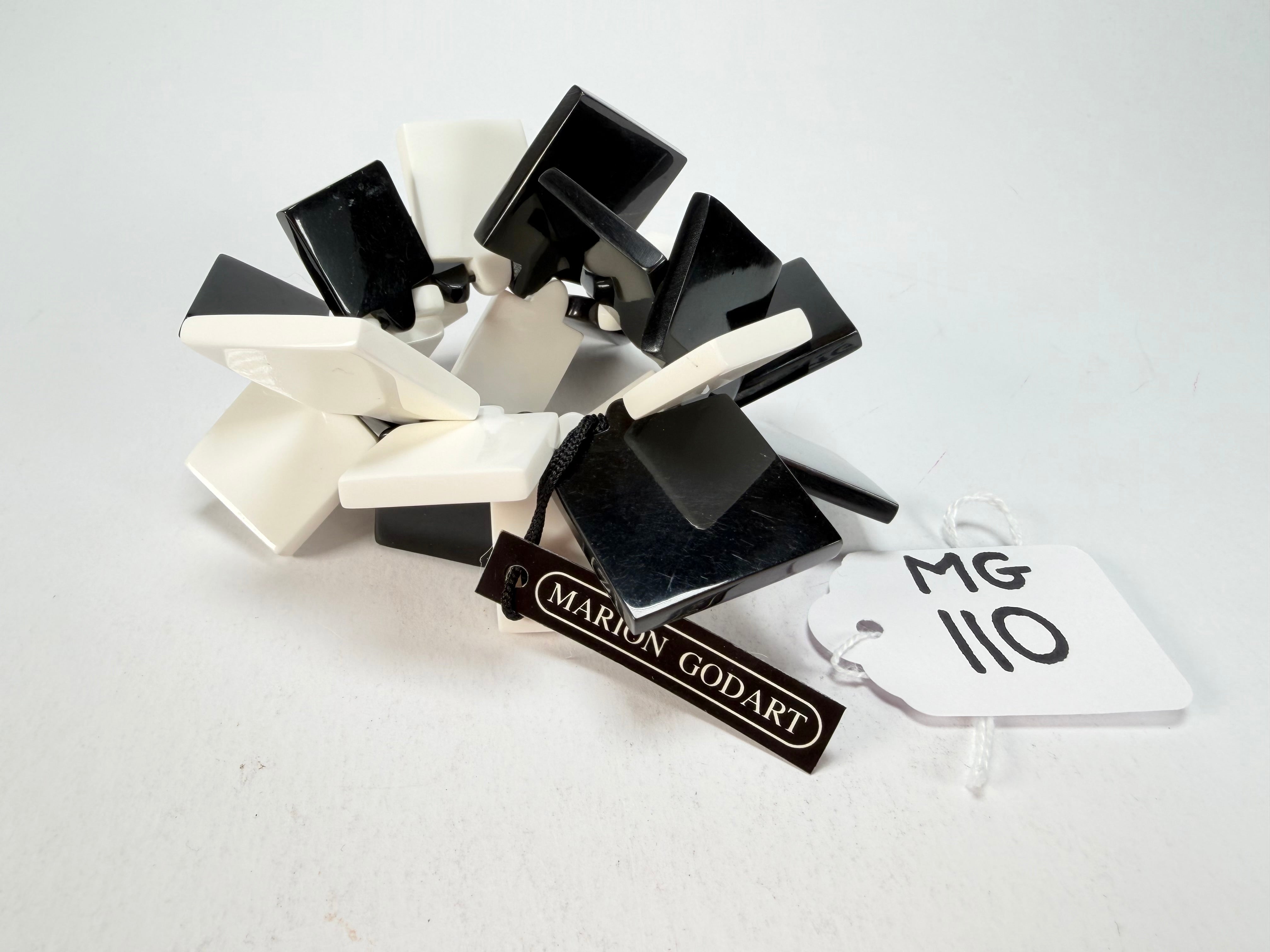 Marion Godart - Monochrome "Draps Tombés" Black & White Elasticated Resin Bracelet