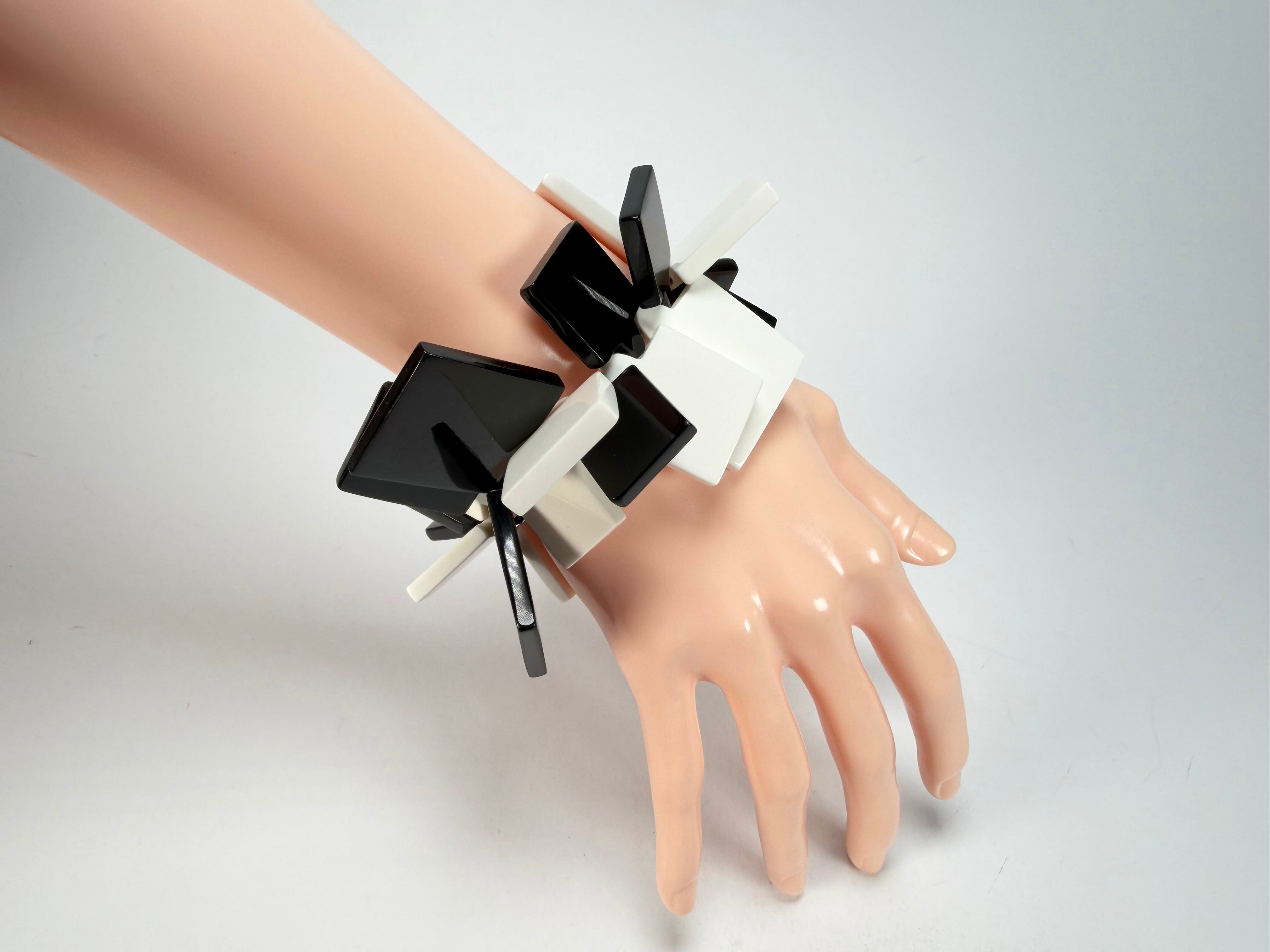 Marion Godart - Monochrome "Draps Tombés" Black & White Elasticated Resin Bracelet