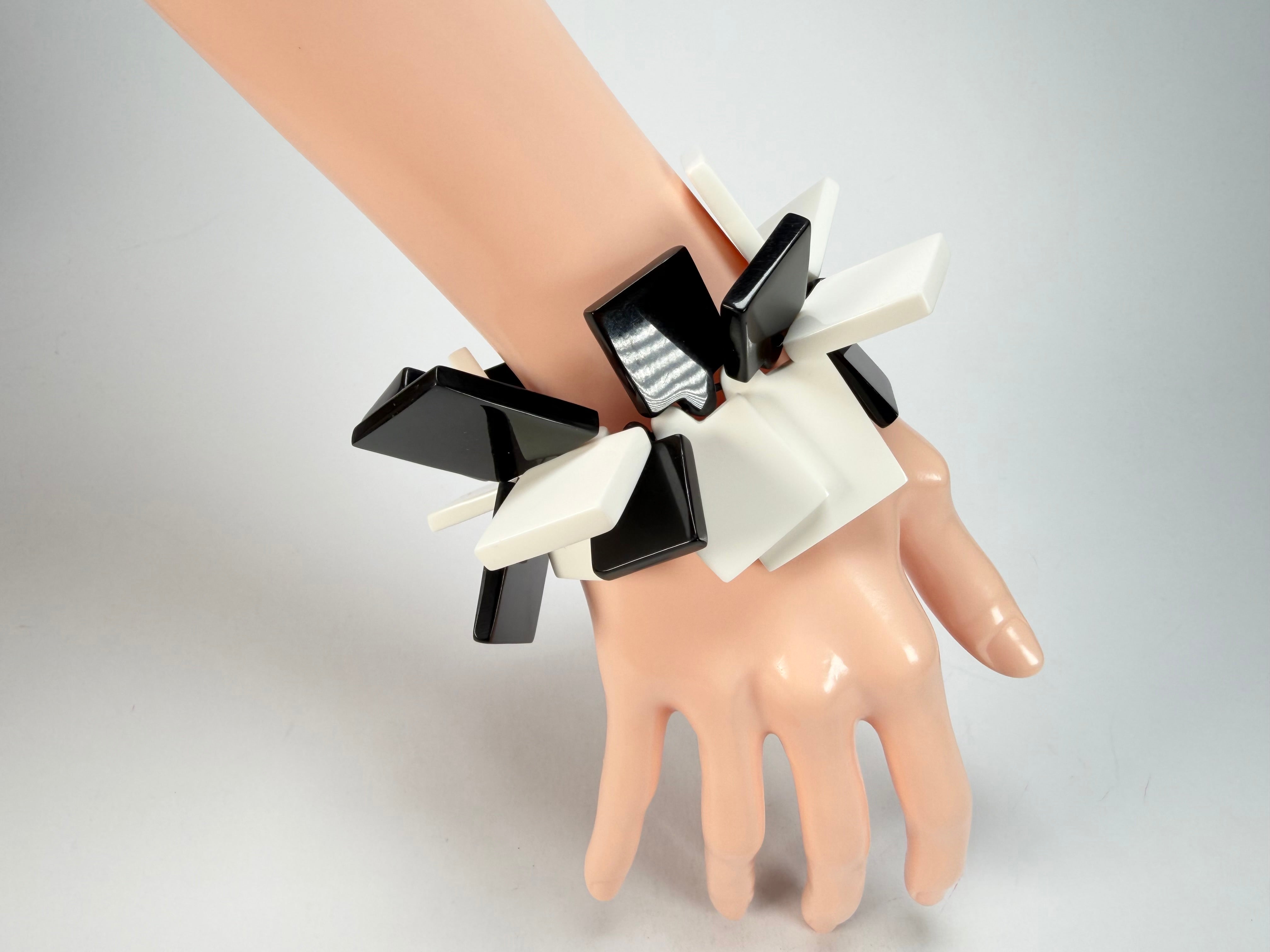 Marion Godart - Monochrome "Draps Tombés" Black & White Elasticated Resin Bracelet