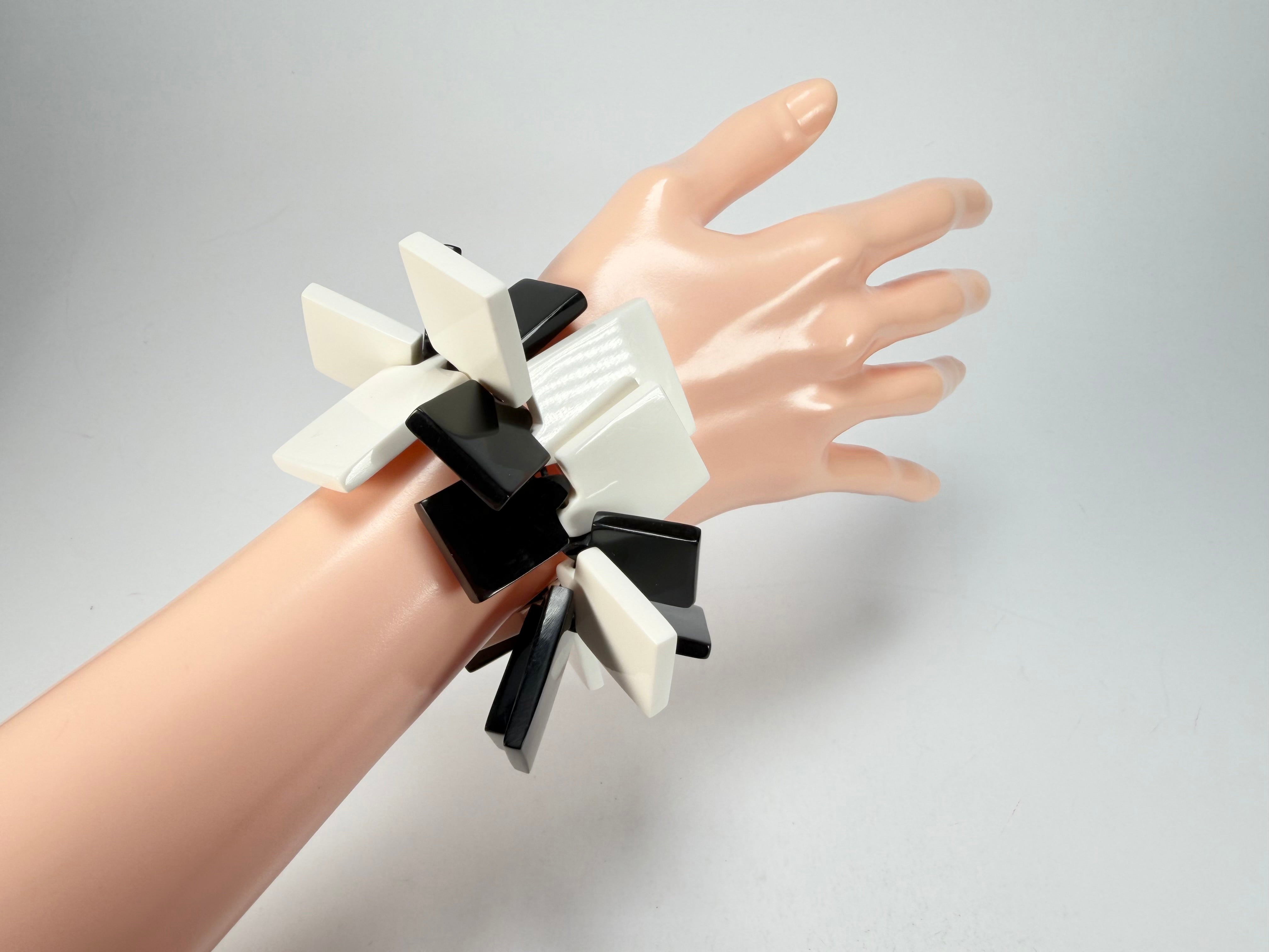 Marion Godart - Monochrome "Draps Tombés" Black & White Elasticated Resin Bracelet